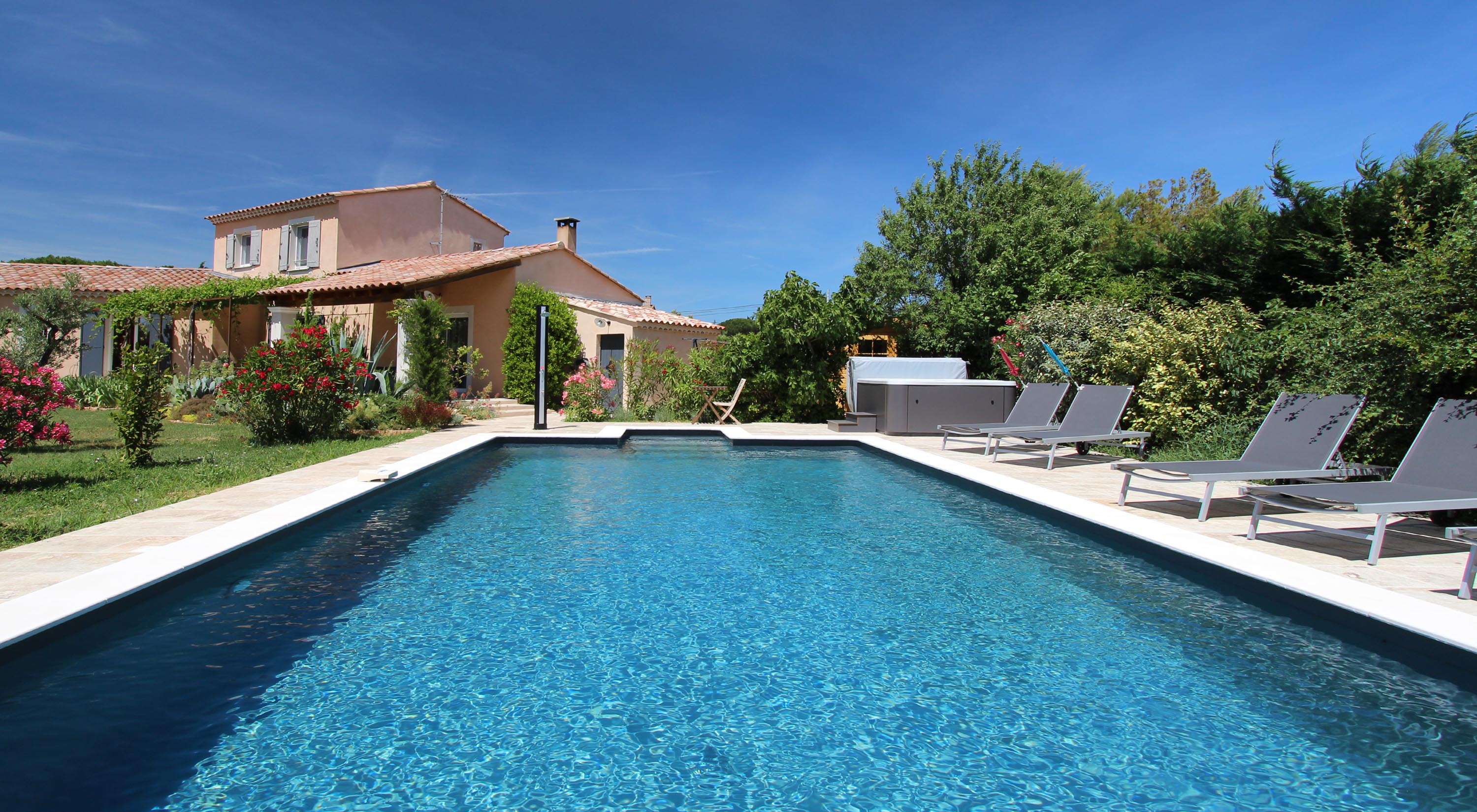 Grande piscine toute neuve!