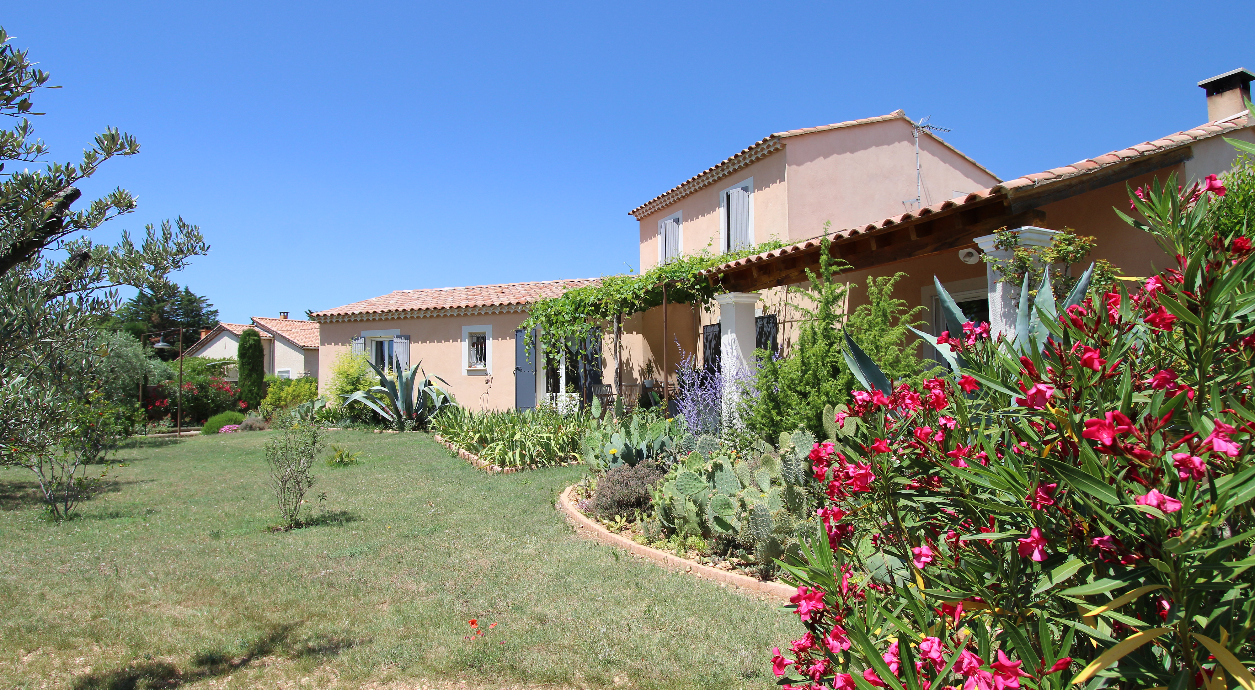 Grand jardin et terrasse couverte