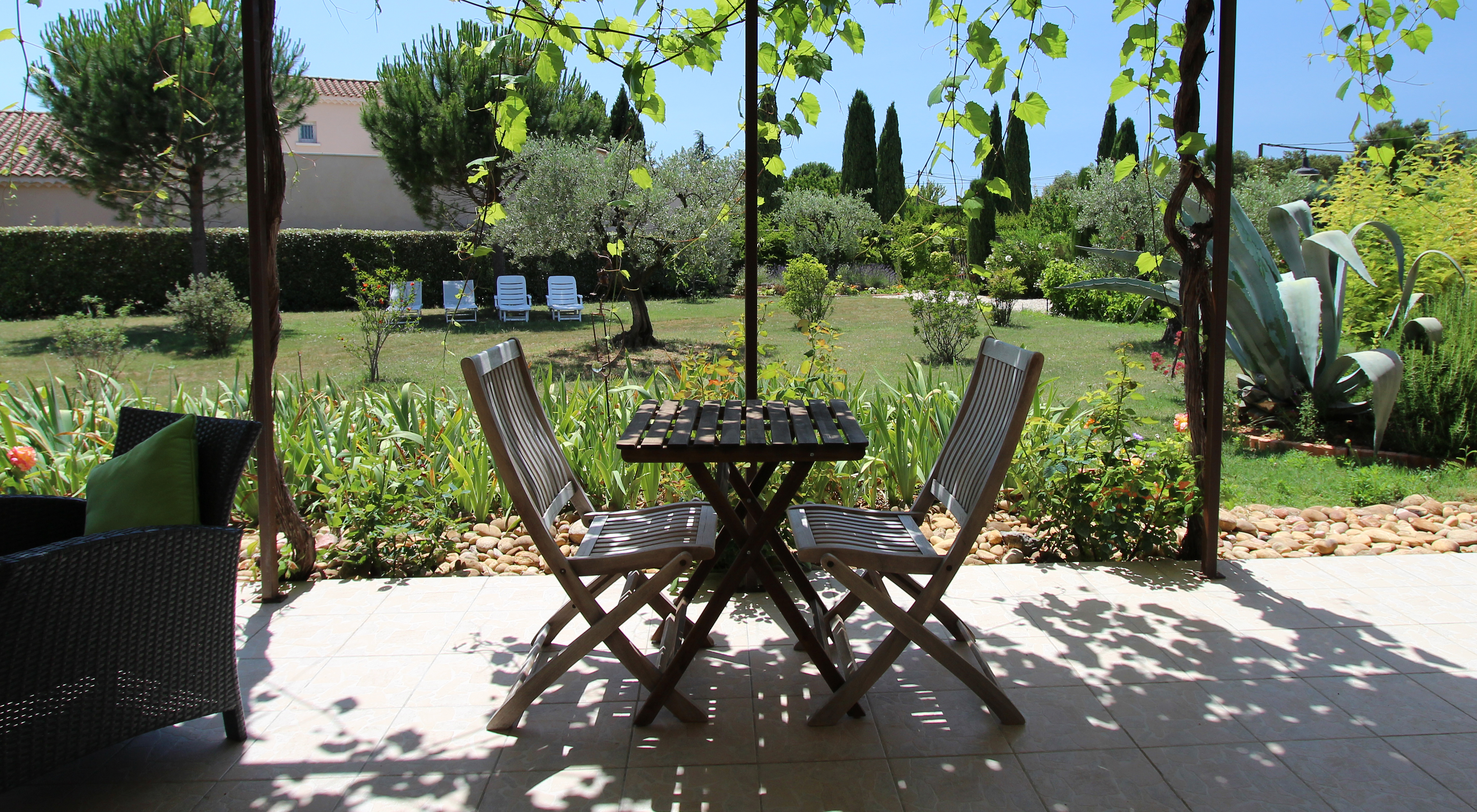 Terrasse ombragée sous la treille