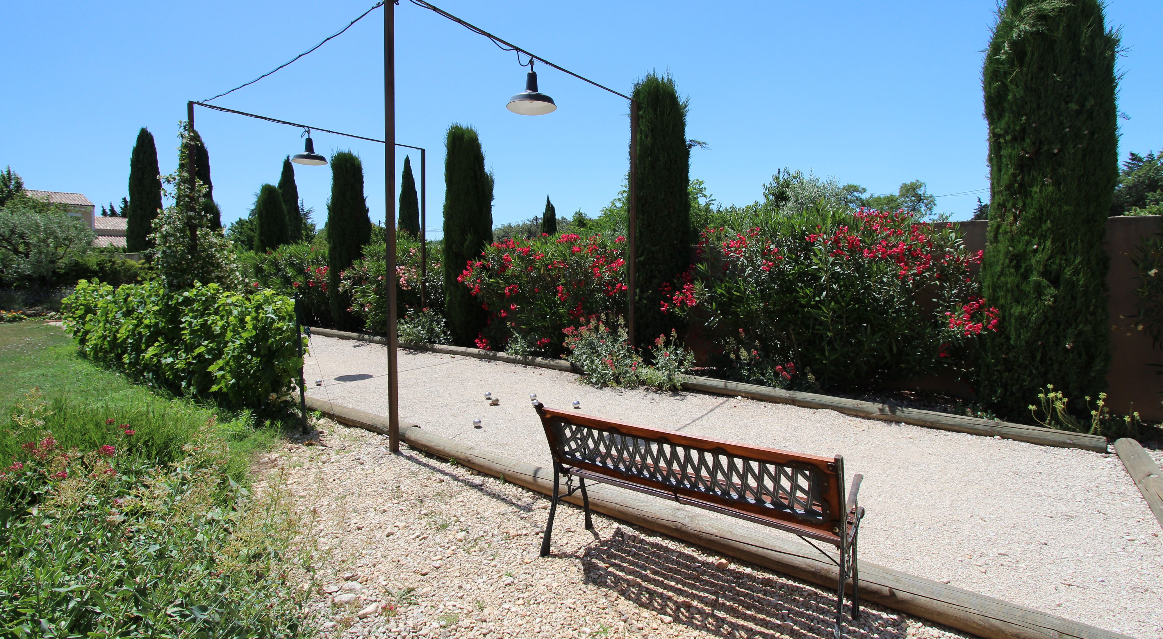 Un vrai terrain de pétanque éclairé!
