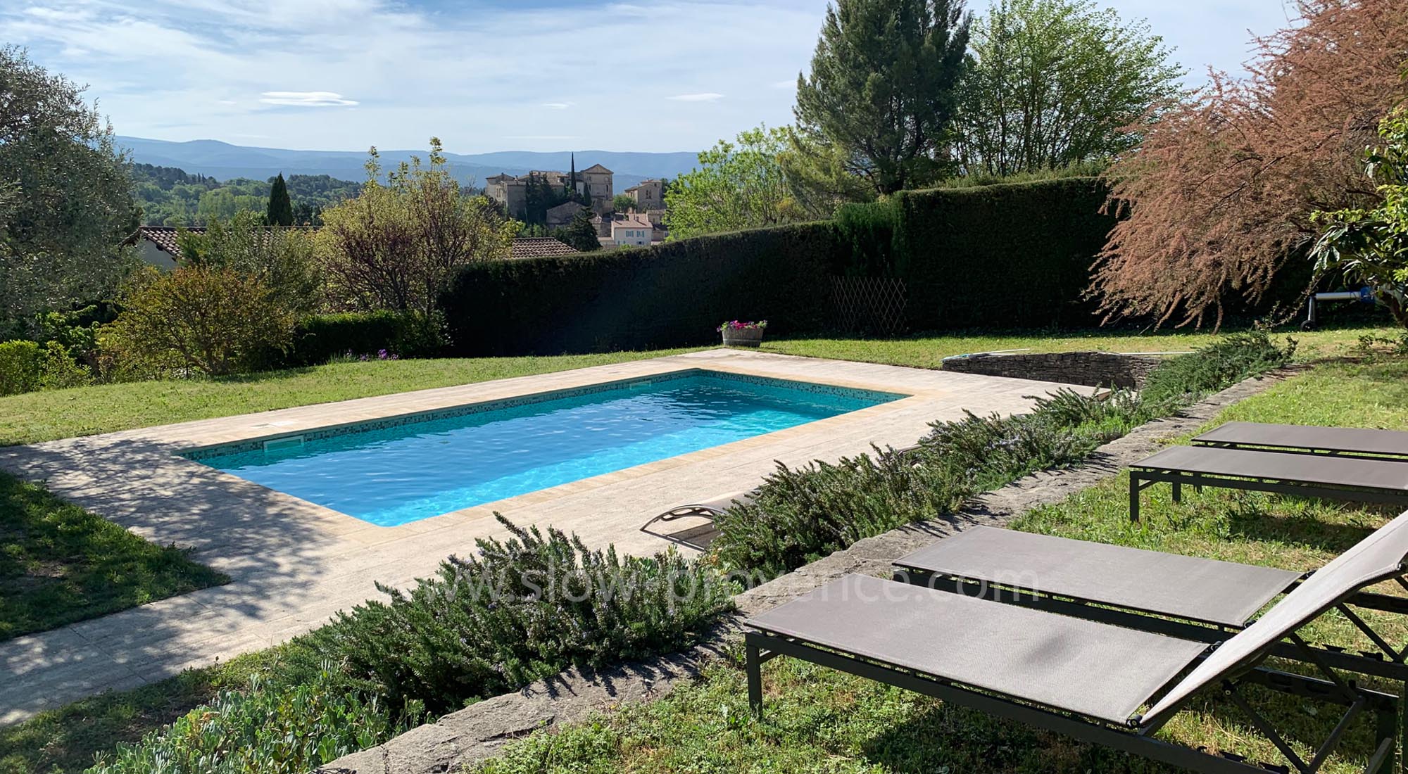 Piscine avec vue sur Mormoiron