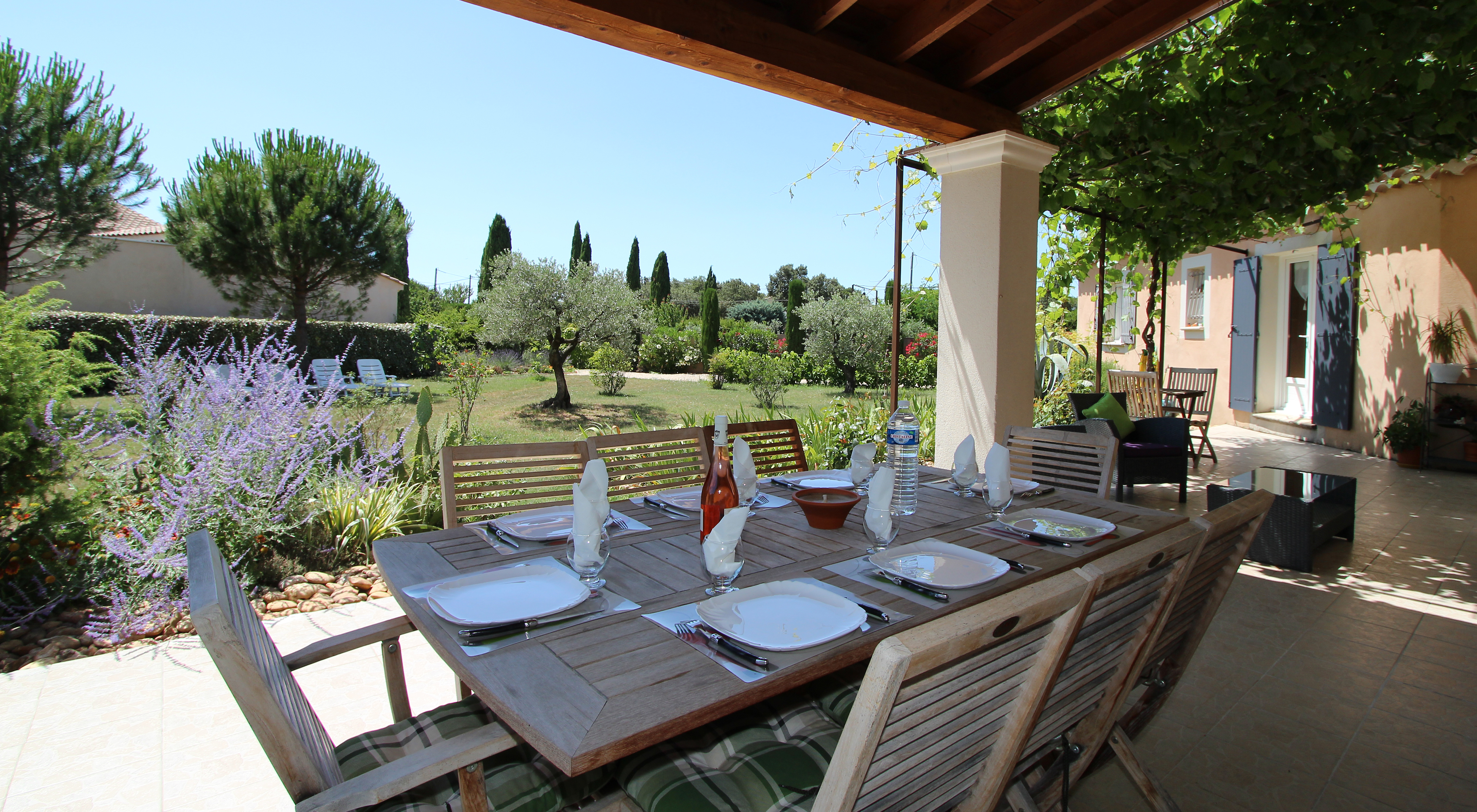 Terrasse couverte vue sur le jardin...