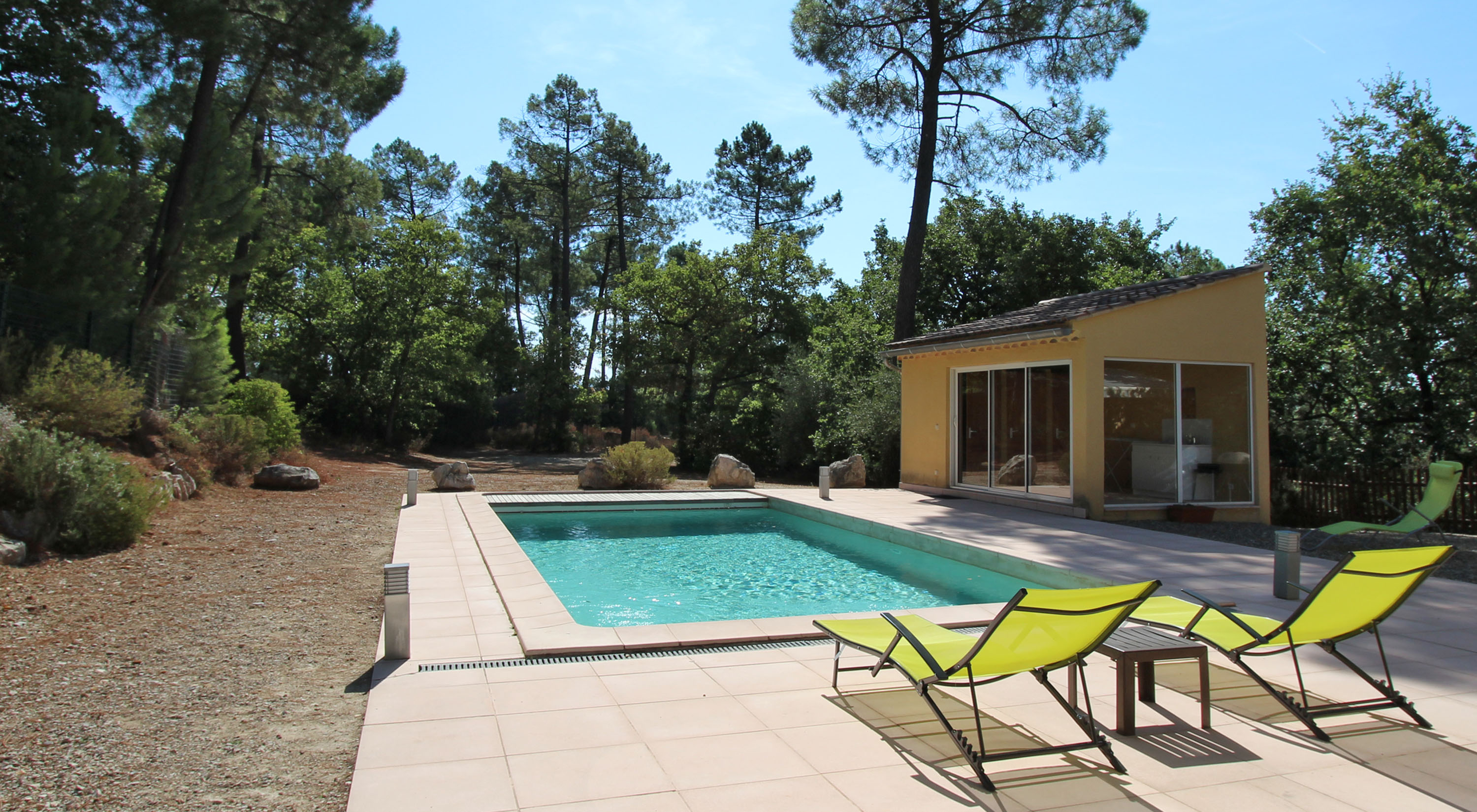 Piscine sécurisée par un volet électrique