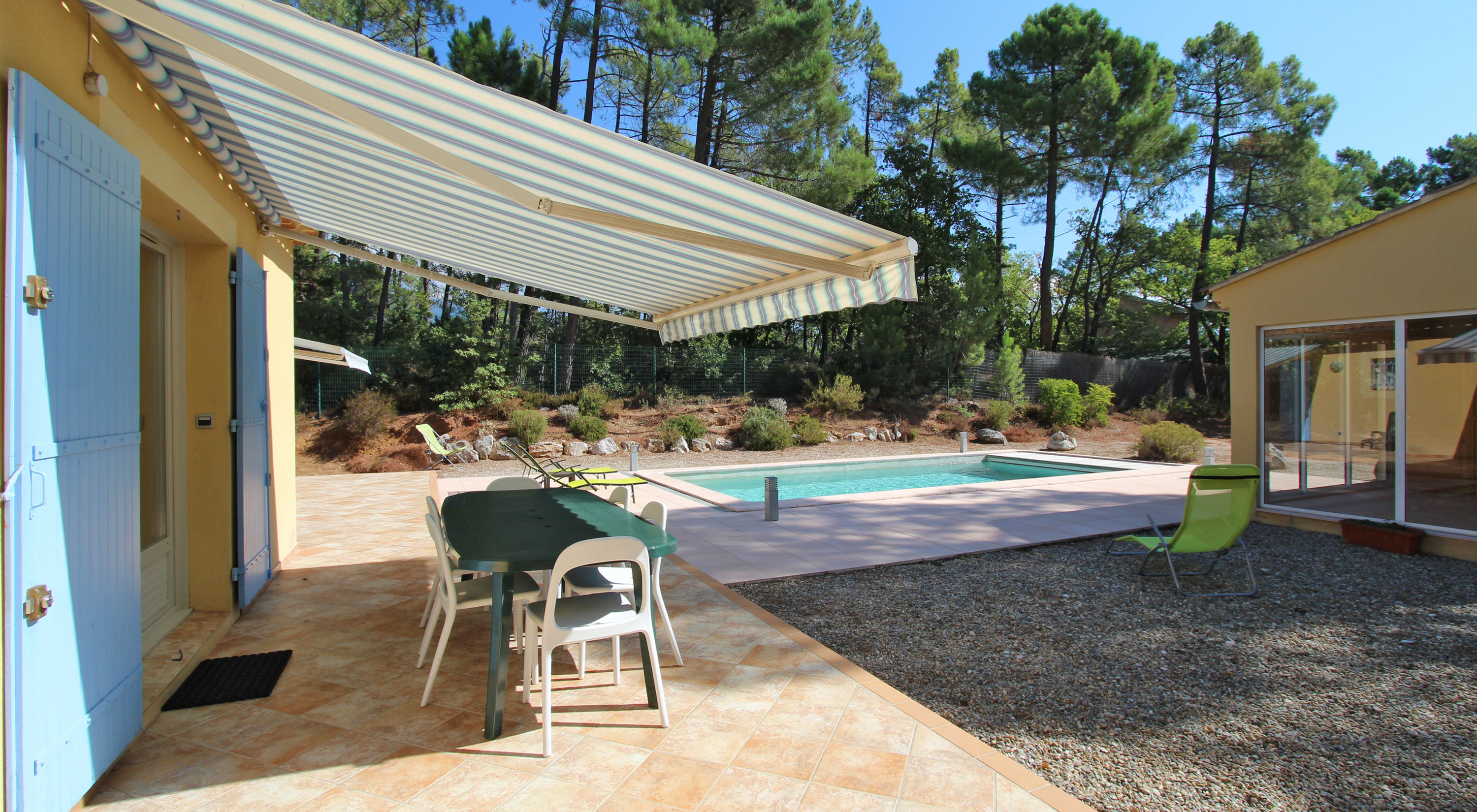 Terrasse ombragée par un store électrique
