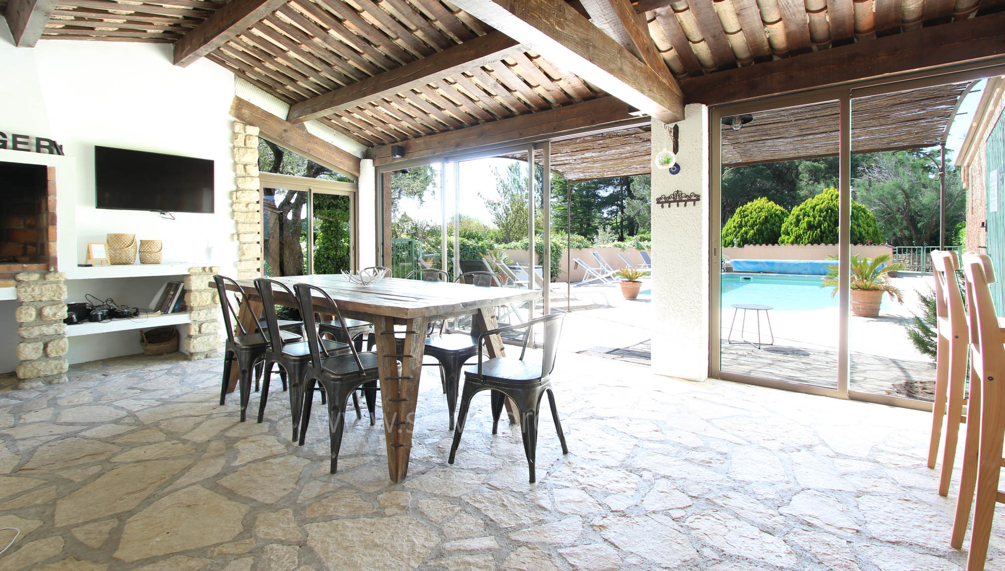 Pool-house with view on pool