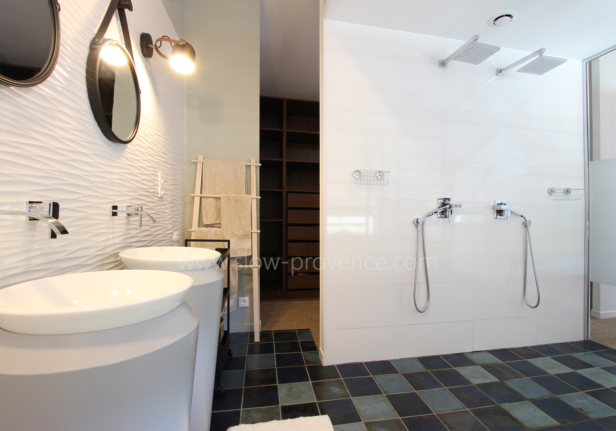 Double douche et double vasque dans la chambre parentale