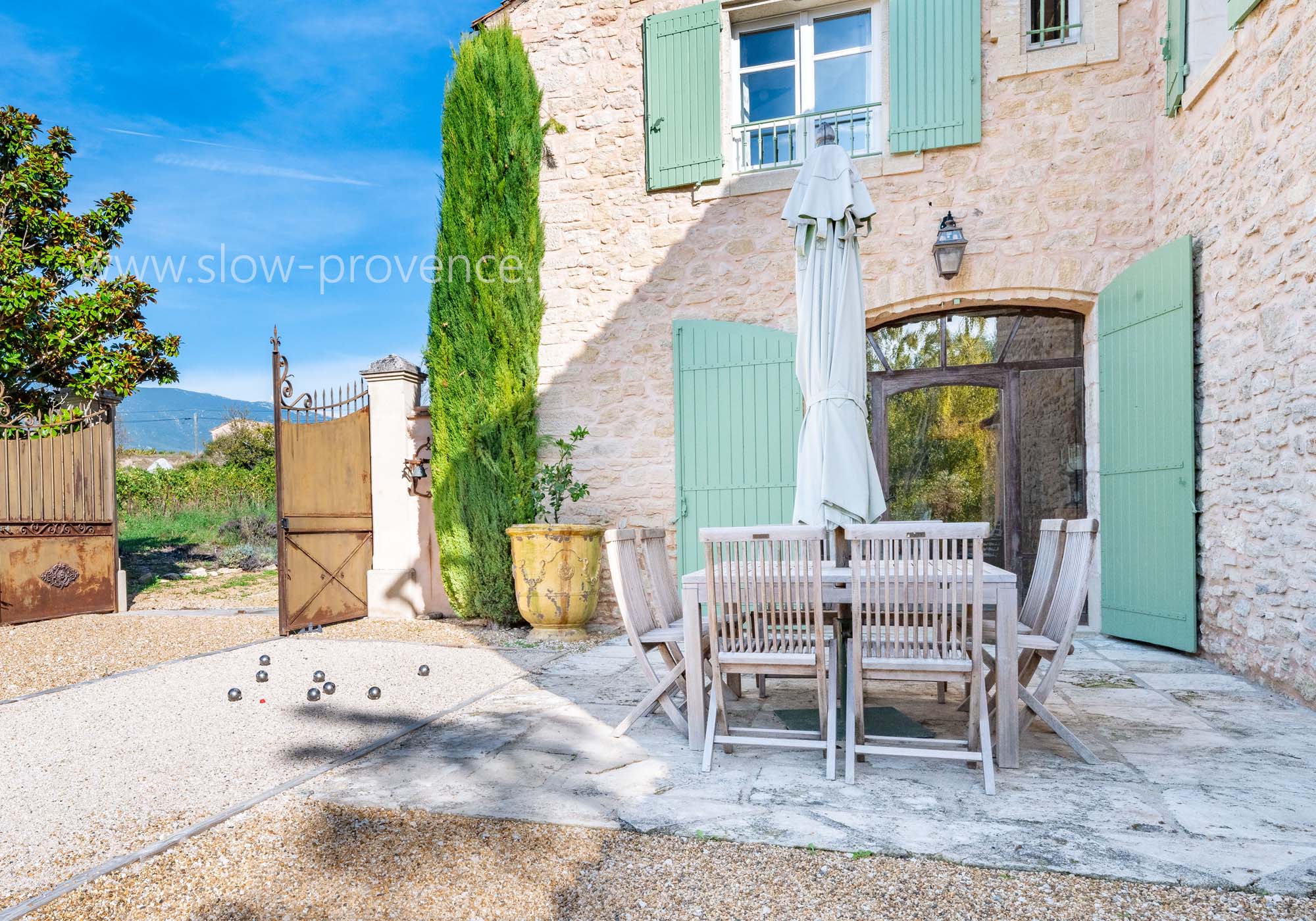 Entrance and pétanque court overlooking Ventoux