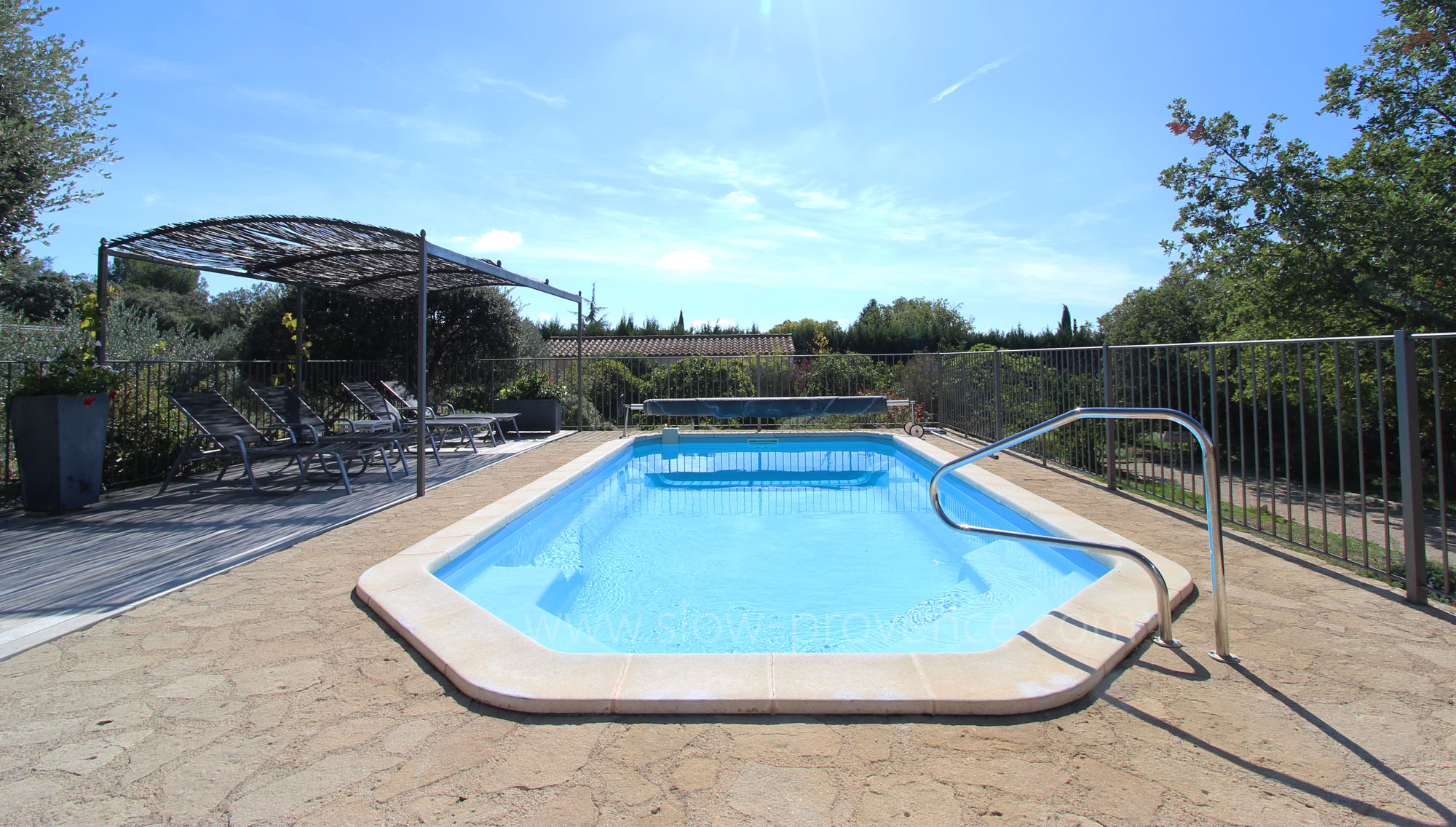 Piscine avec espace ombragé