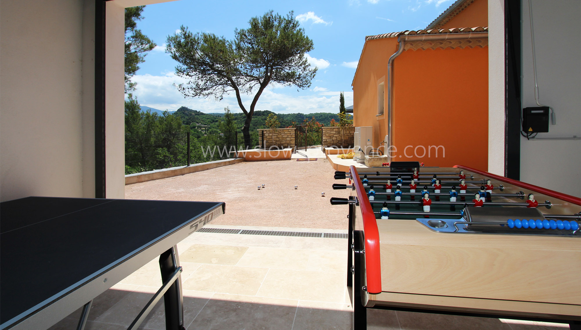 Espace jeux avec terrain de pétanque