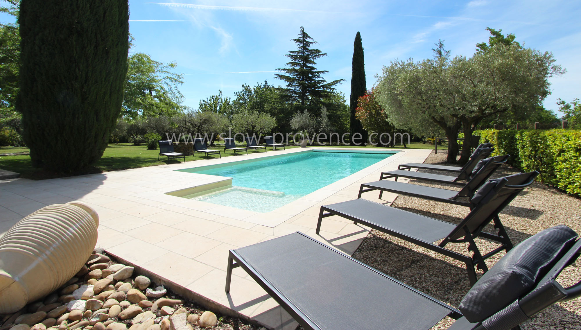 Belle piscine avec pataugeoire