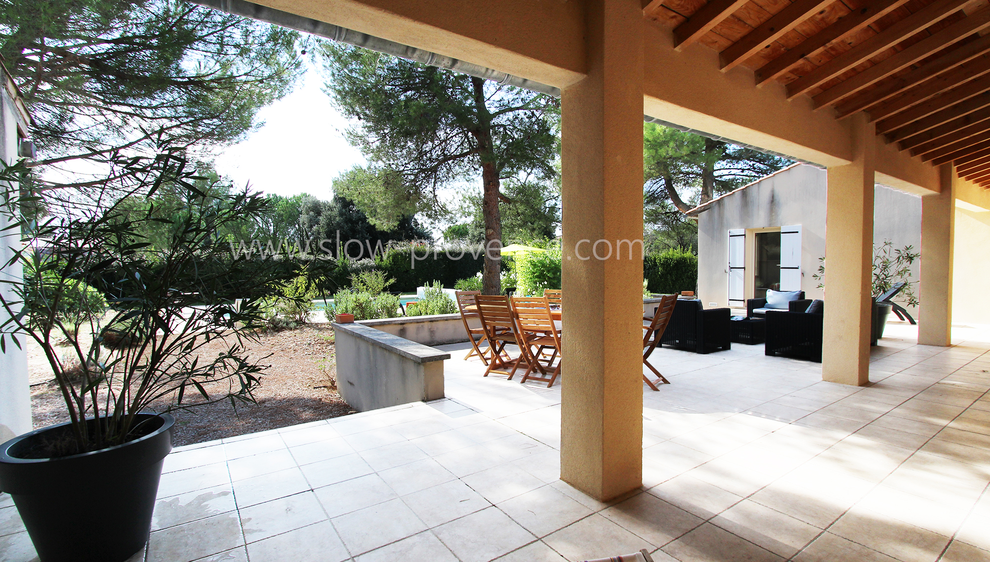 Grande terrasse ombragée