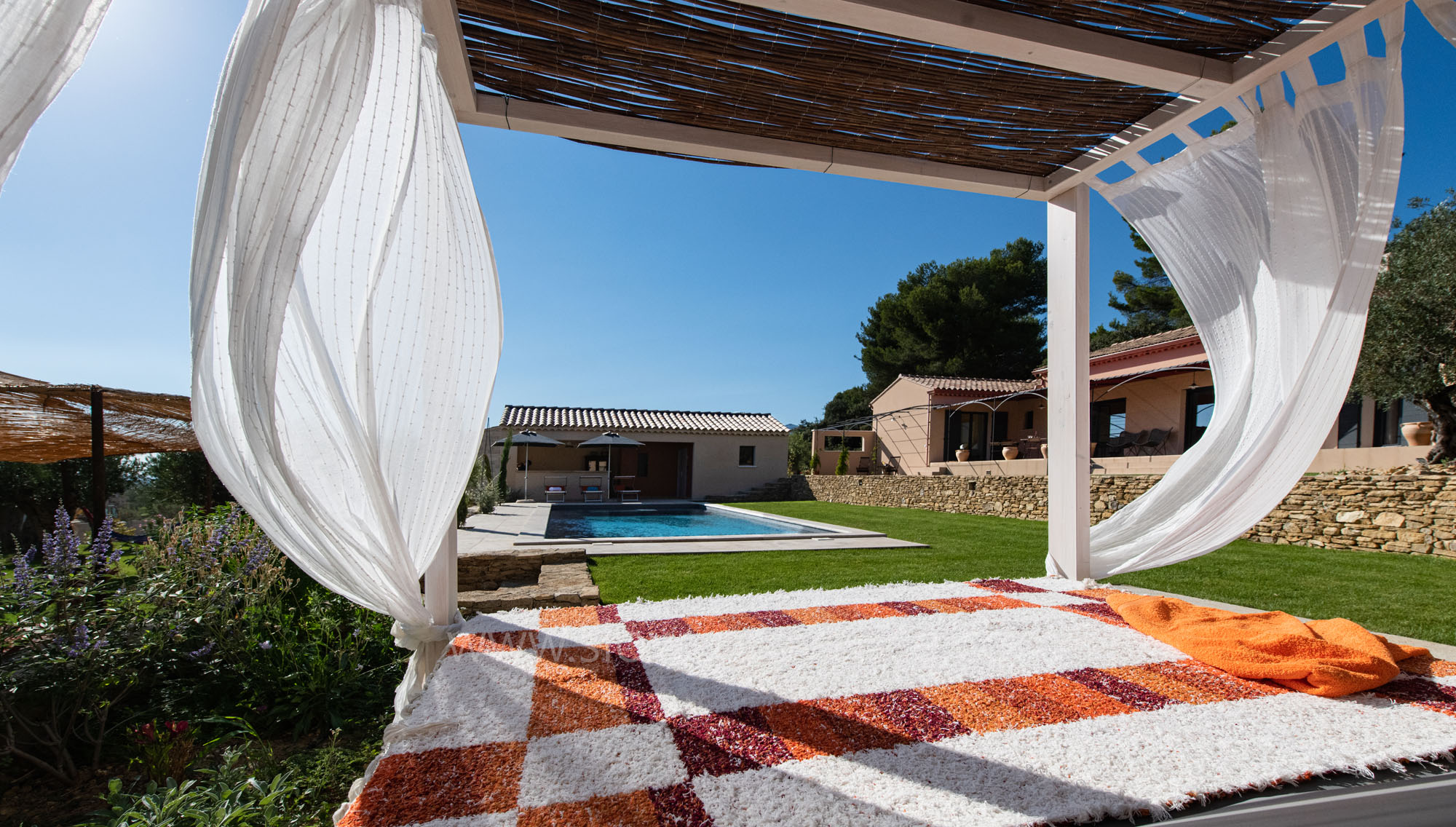 Espace cosy autour de la piscine