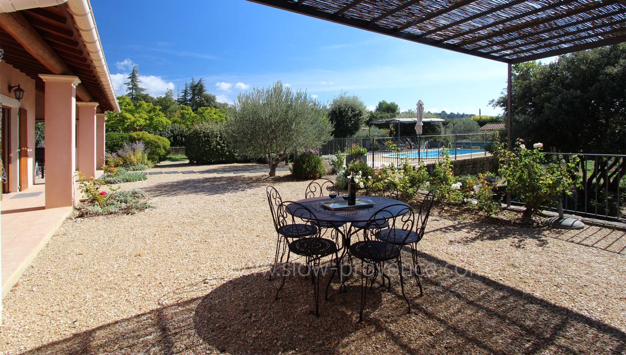 Vue sur le jardin et la piscine
