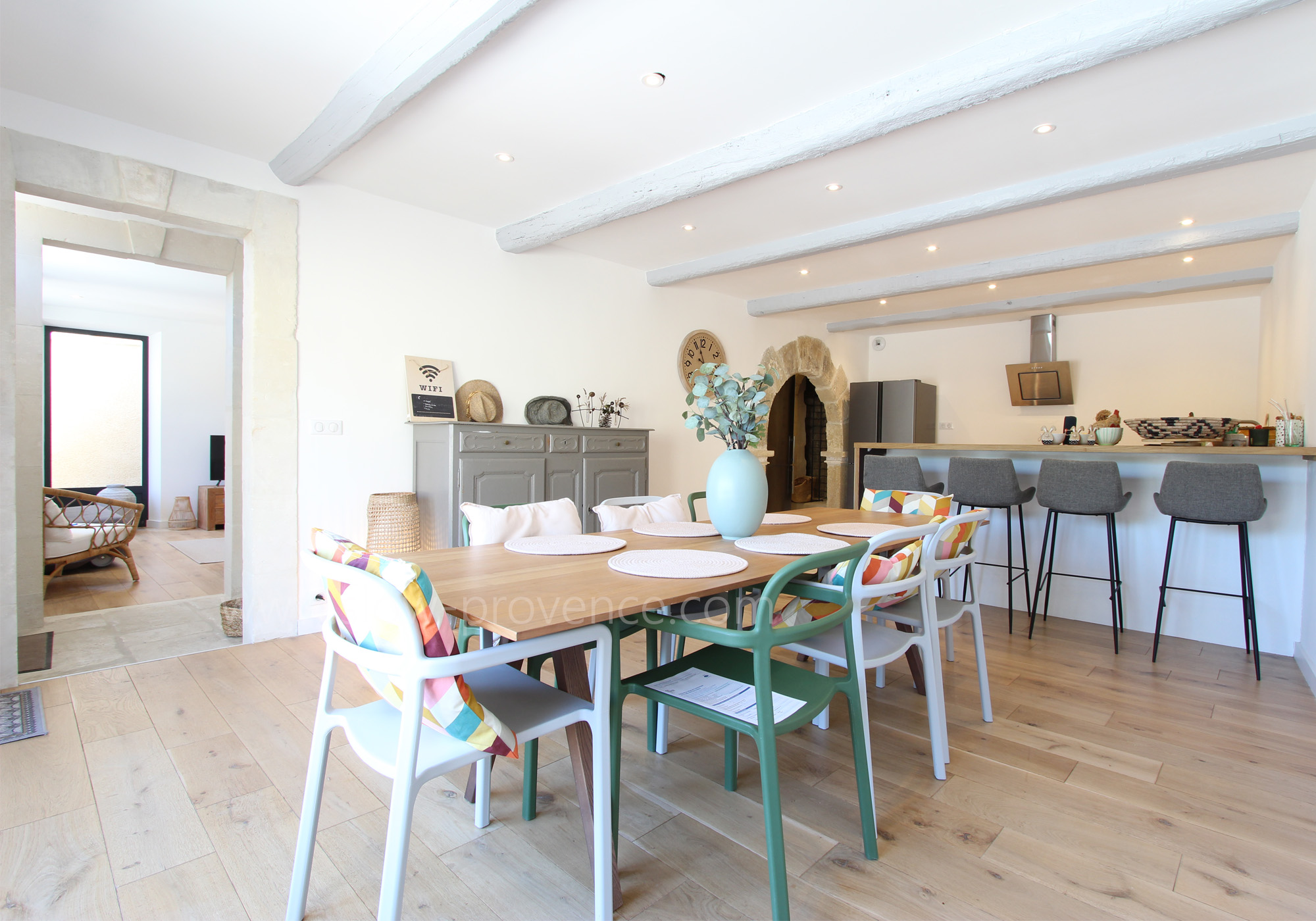Dining room open on the entrance and on the terrace