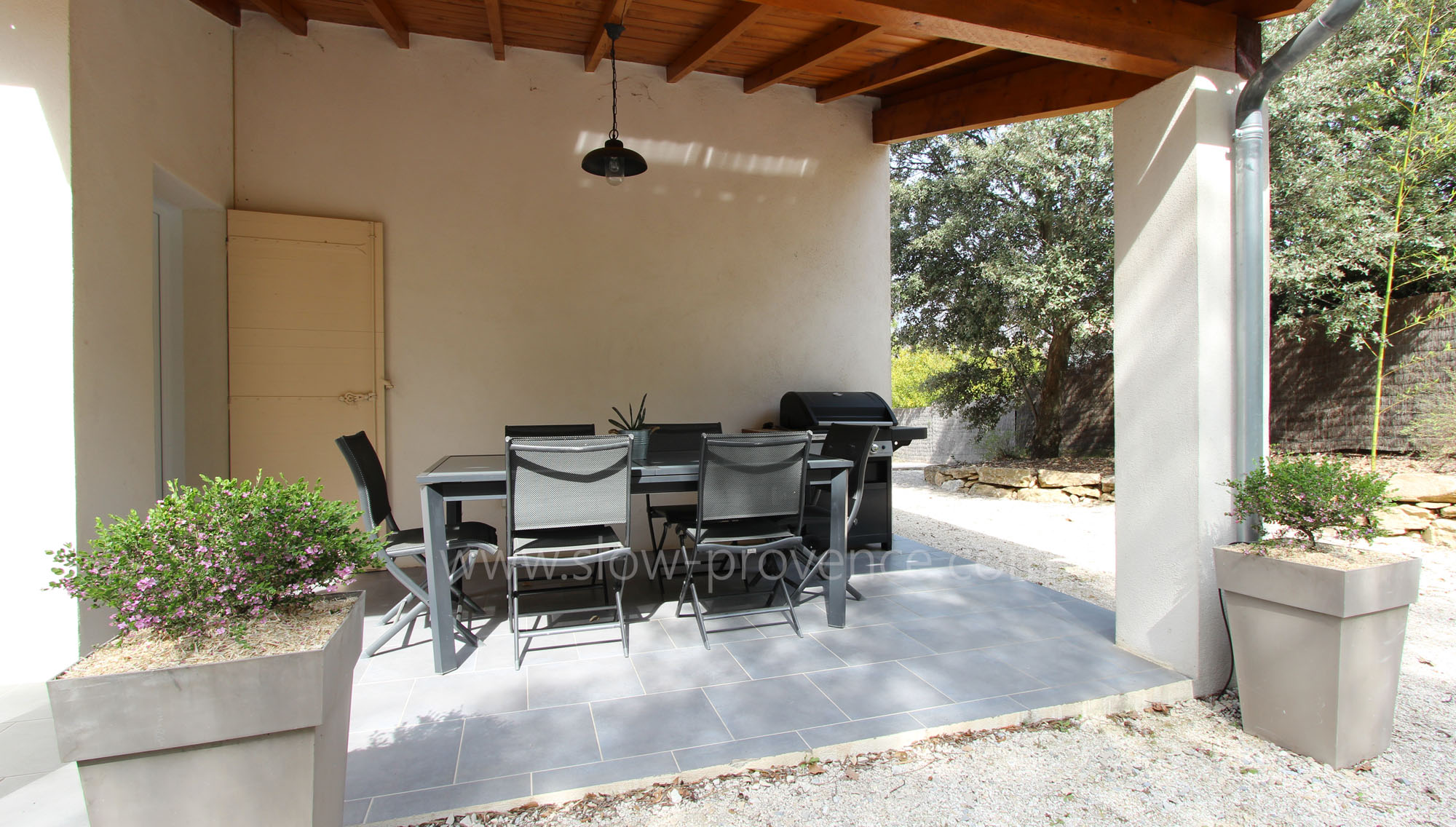 Coin repas avec barbecue