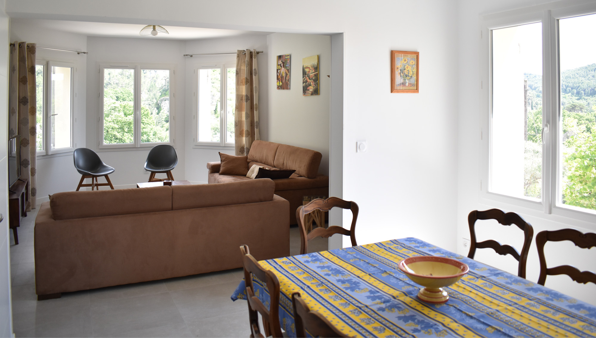 Living room open on the dining room/kitchen