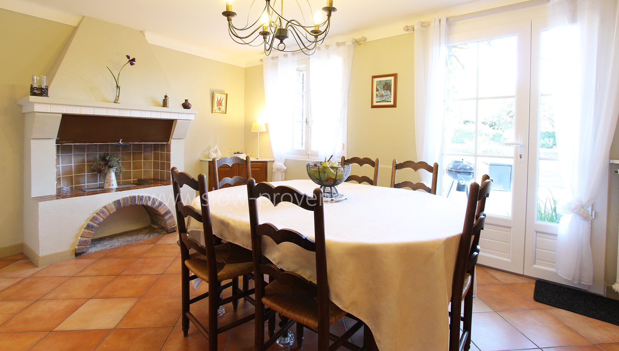 Salle à manger ouverte sur la terrasse