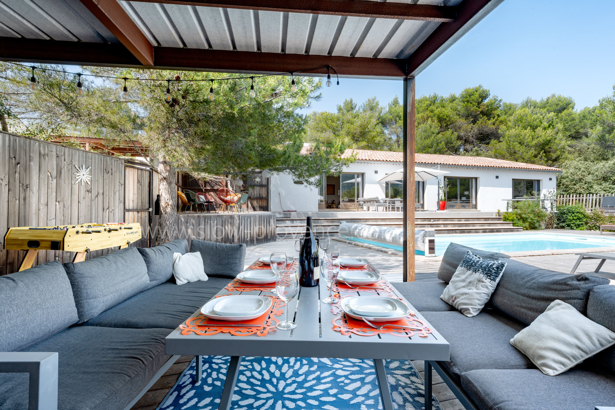 Déjeuner sous le pool-house