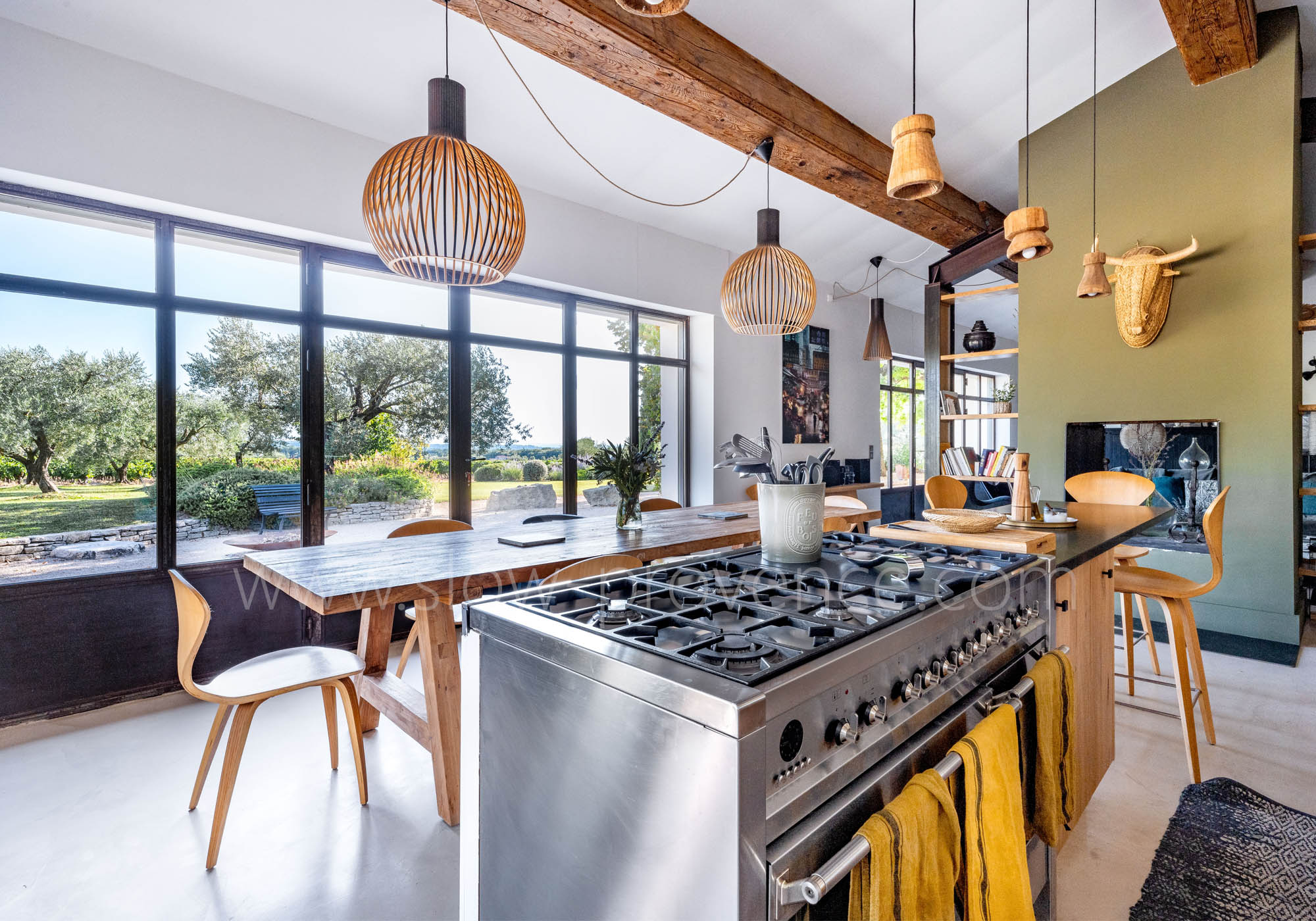 Une grande cuisine à la déco soignée