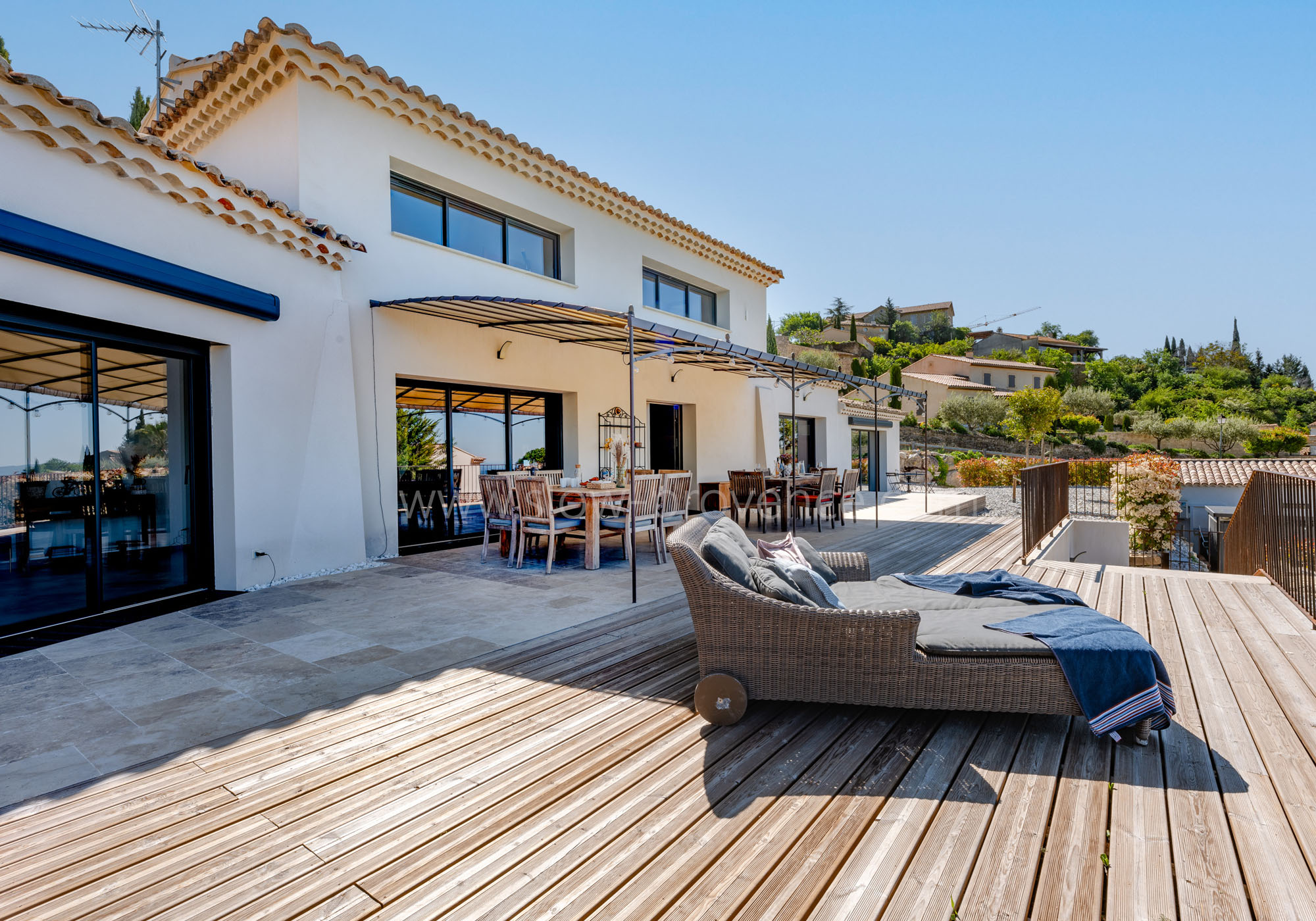 Grande terrasse bien équipée
