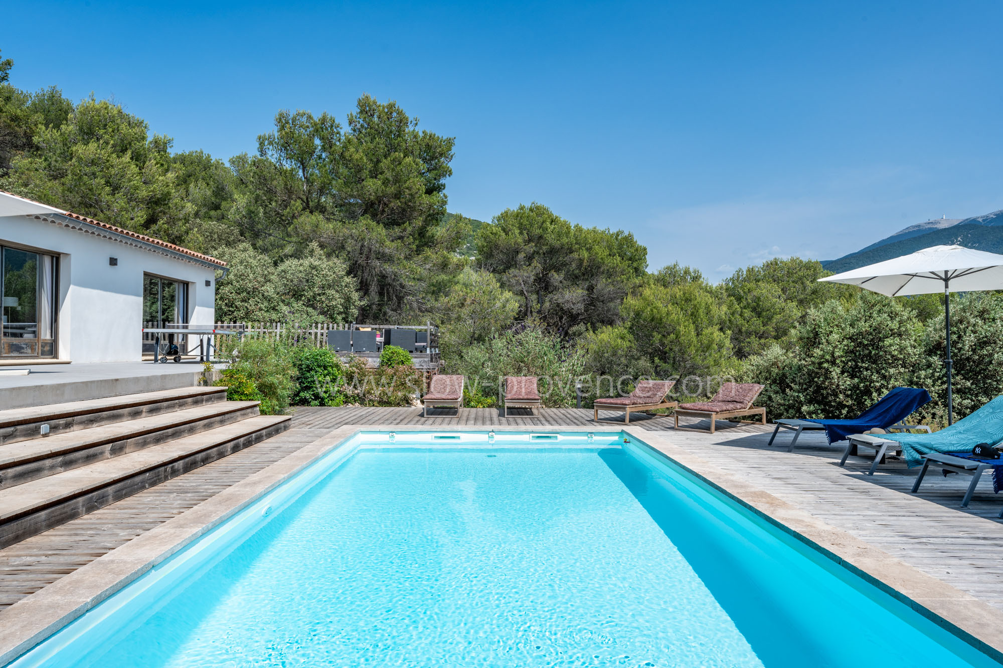 La piscine est chauffée et équipée d'un volet électrique