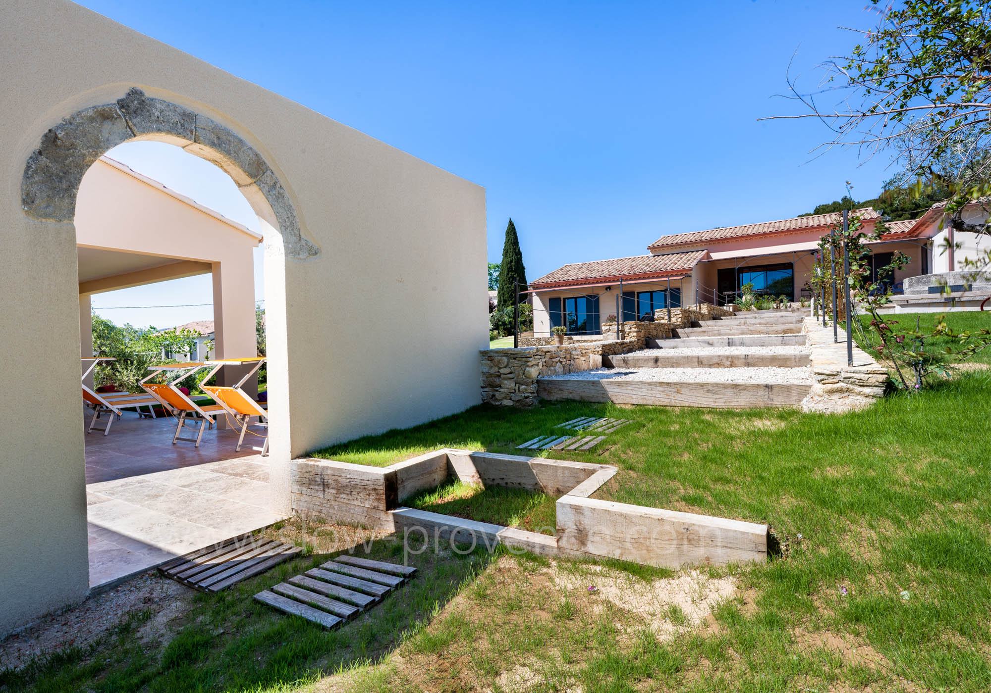 Pool-house et jardin en terrasses