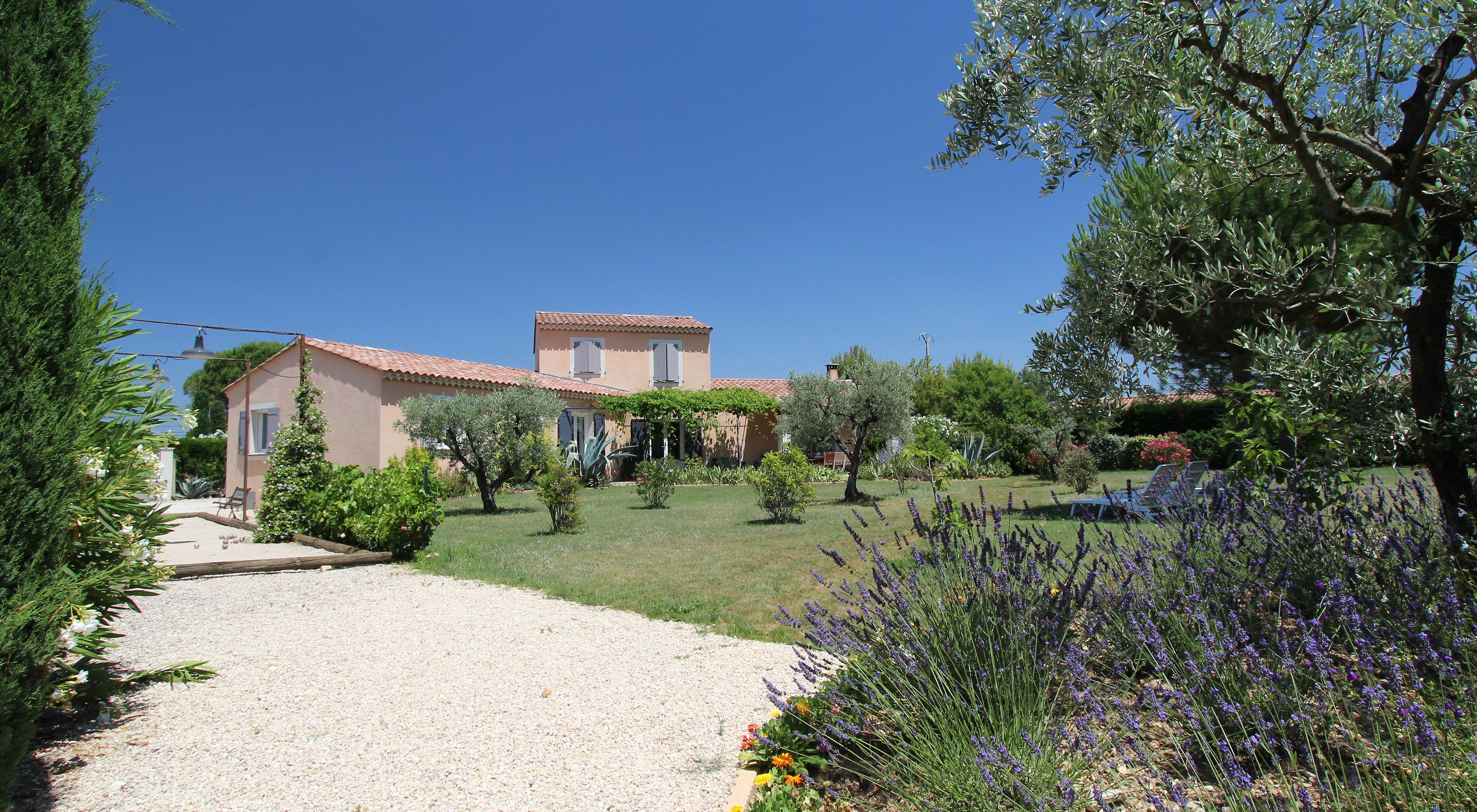 Garnd jardin clos et fleuri