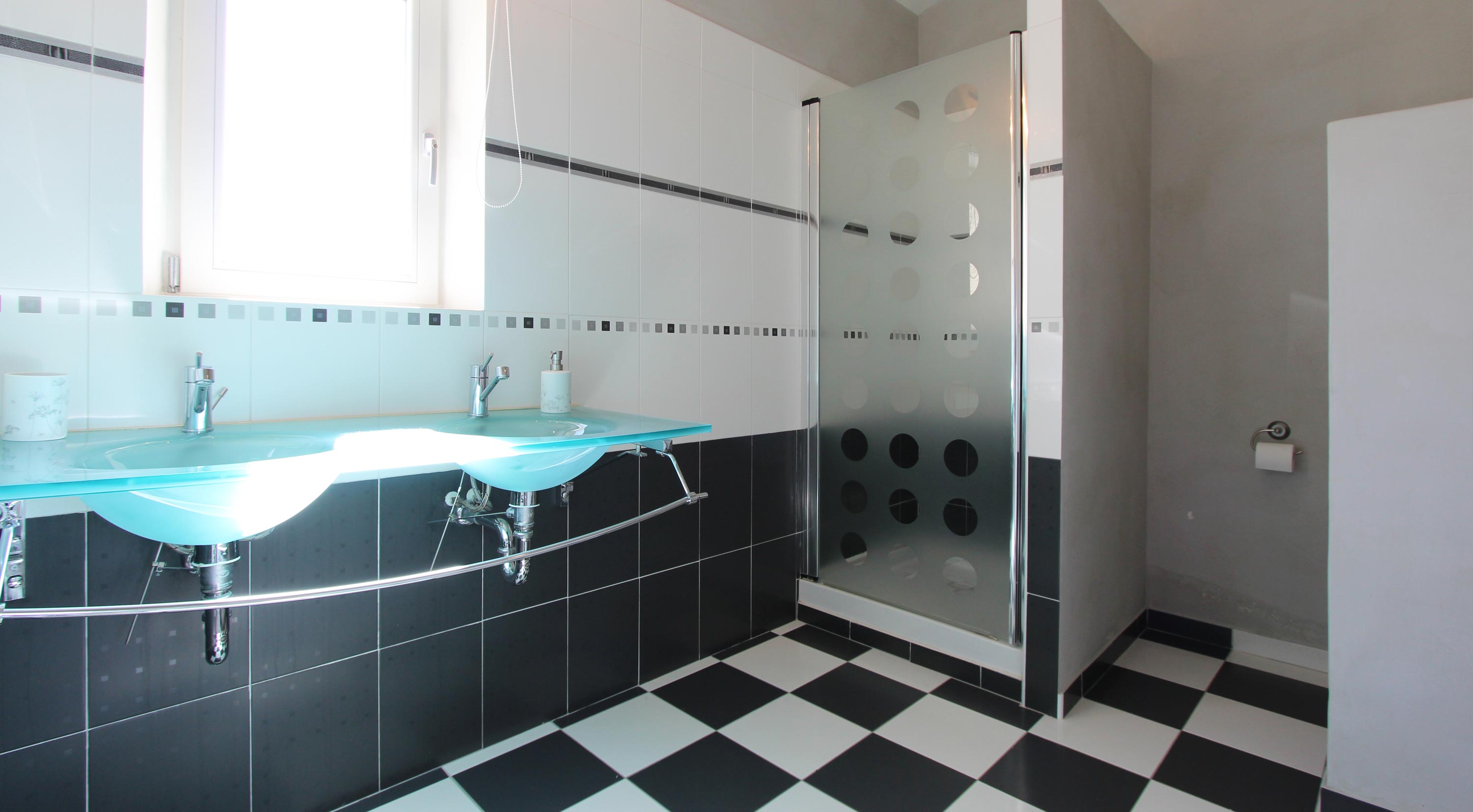 Ensuite bathroom 5