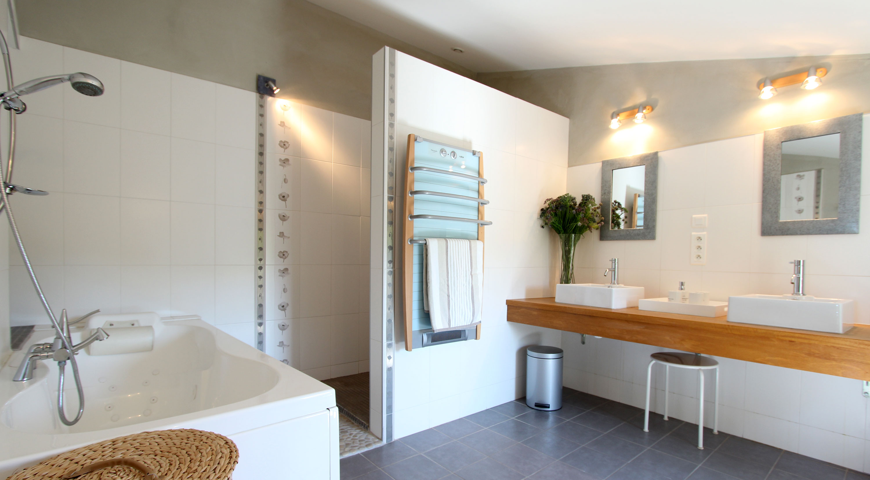 Ensuite full bathroom