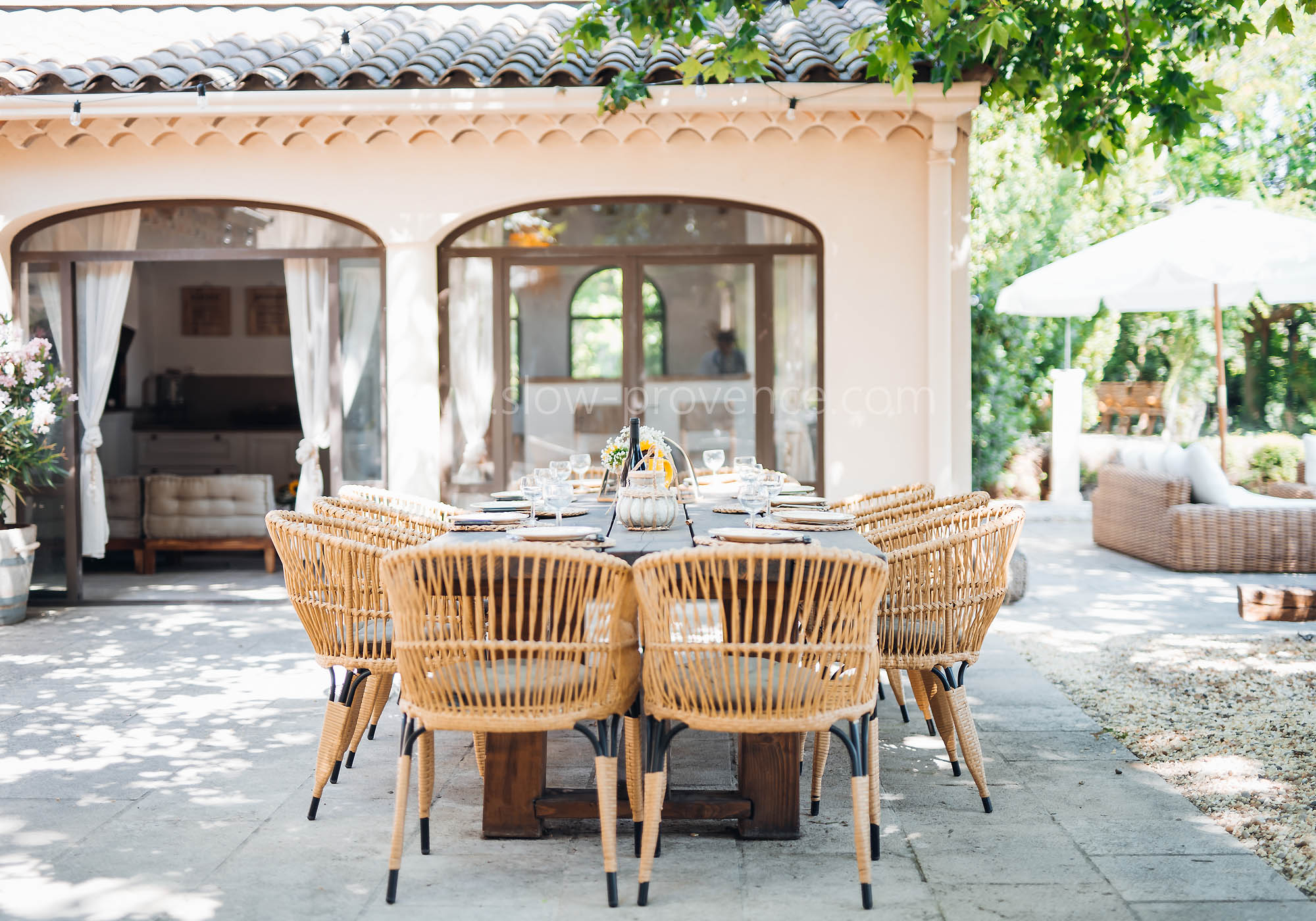 Terrasse devant le pool-house