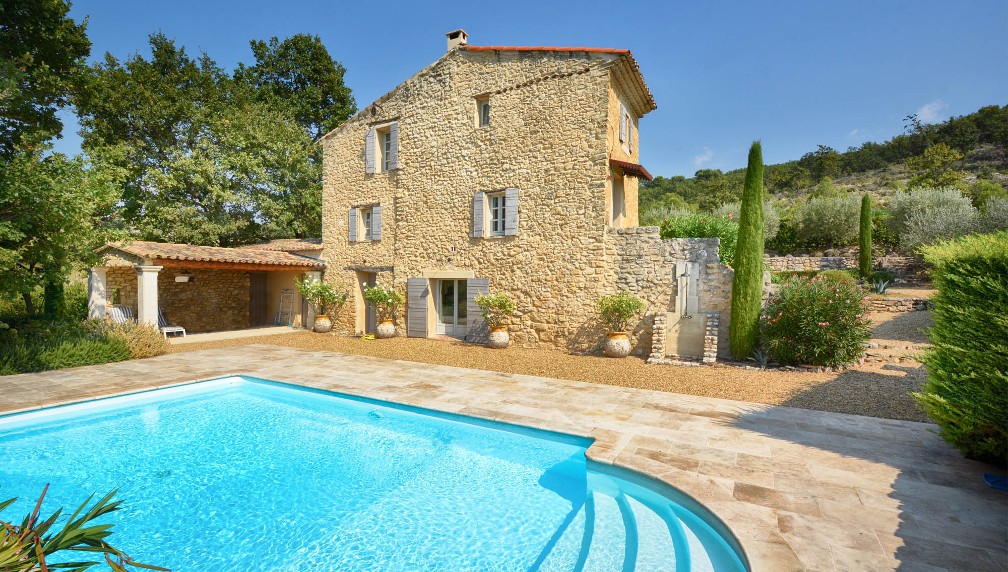 Nice private swimming-pool