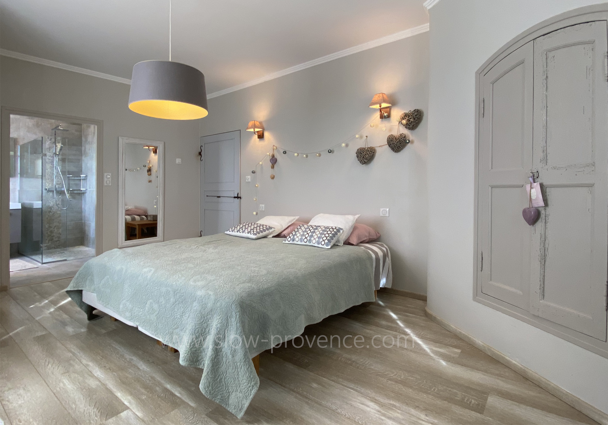 Chambre 1 avec sa salle d'eau