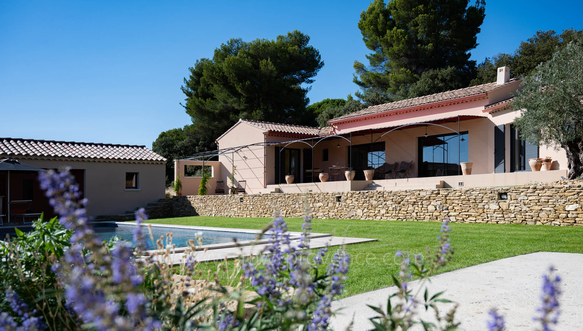 Piscine face à la villa