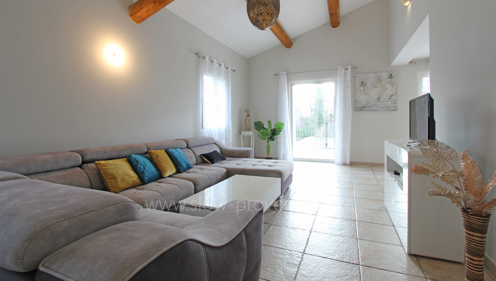 Grand salon familial et lumineux