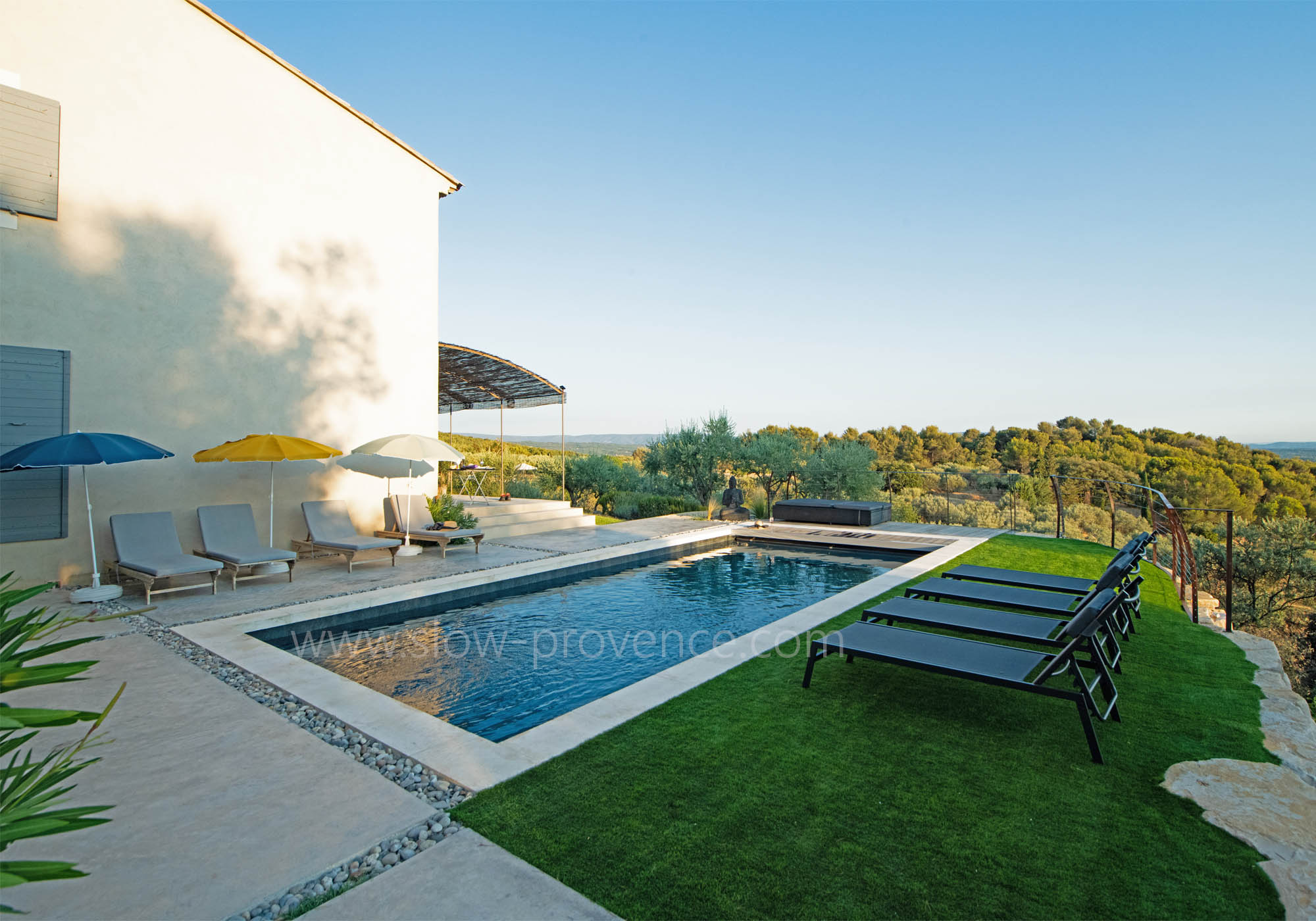 La piscine et sa superbe vue panoramique