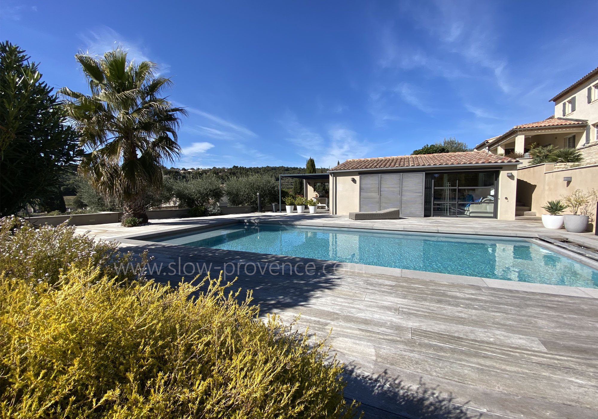Studio face à la piscine