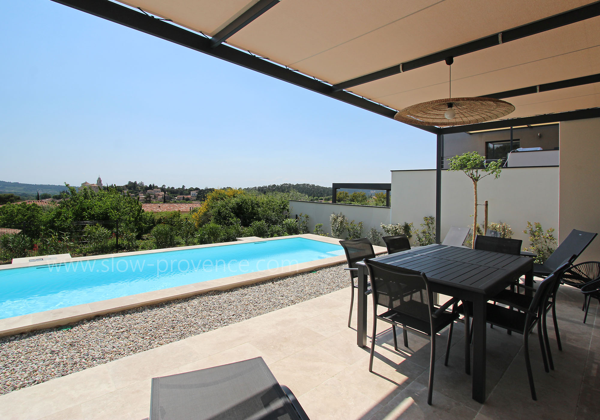 Terrasse ombragée avec piscine chauffée