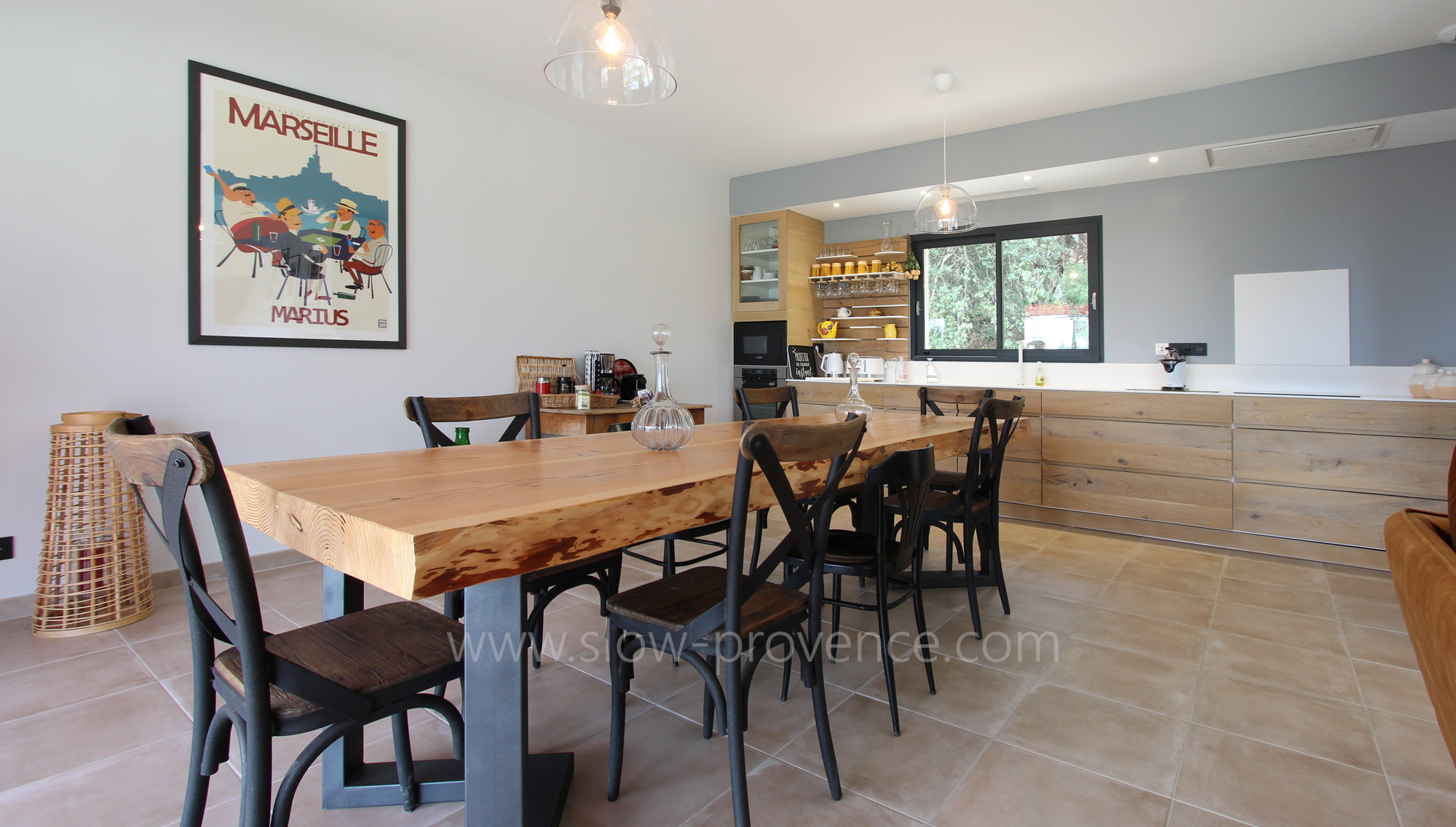 Salle à manger ouverte et cuisine