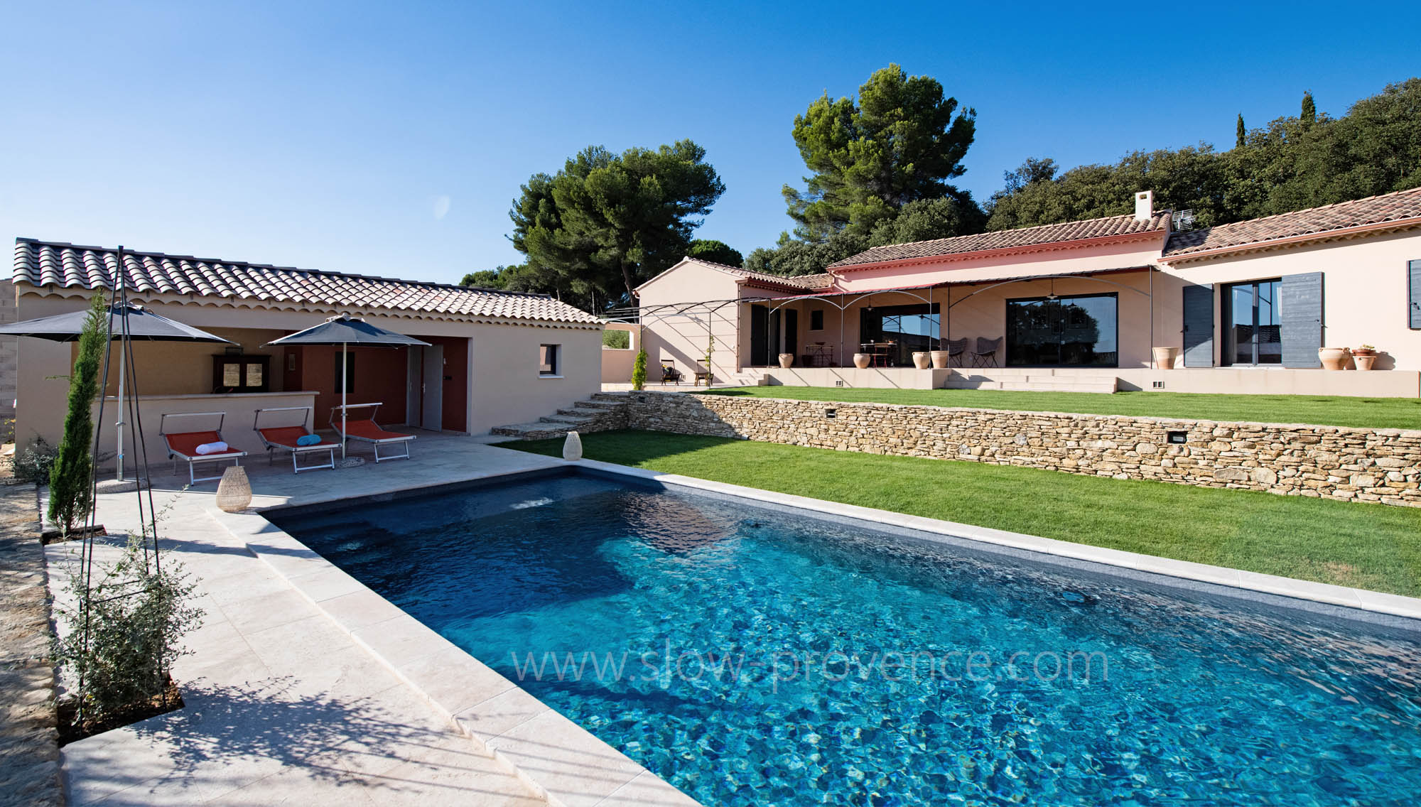 Piscine avec pool-house