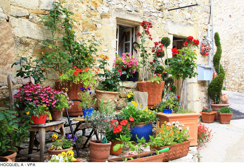 Devanture d'une maison provençale de charme ornée de fleurs à Saint-Cristol
