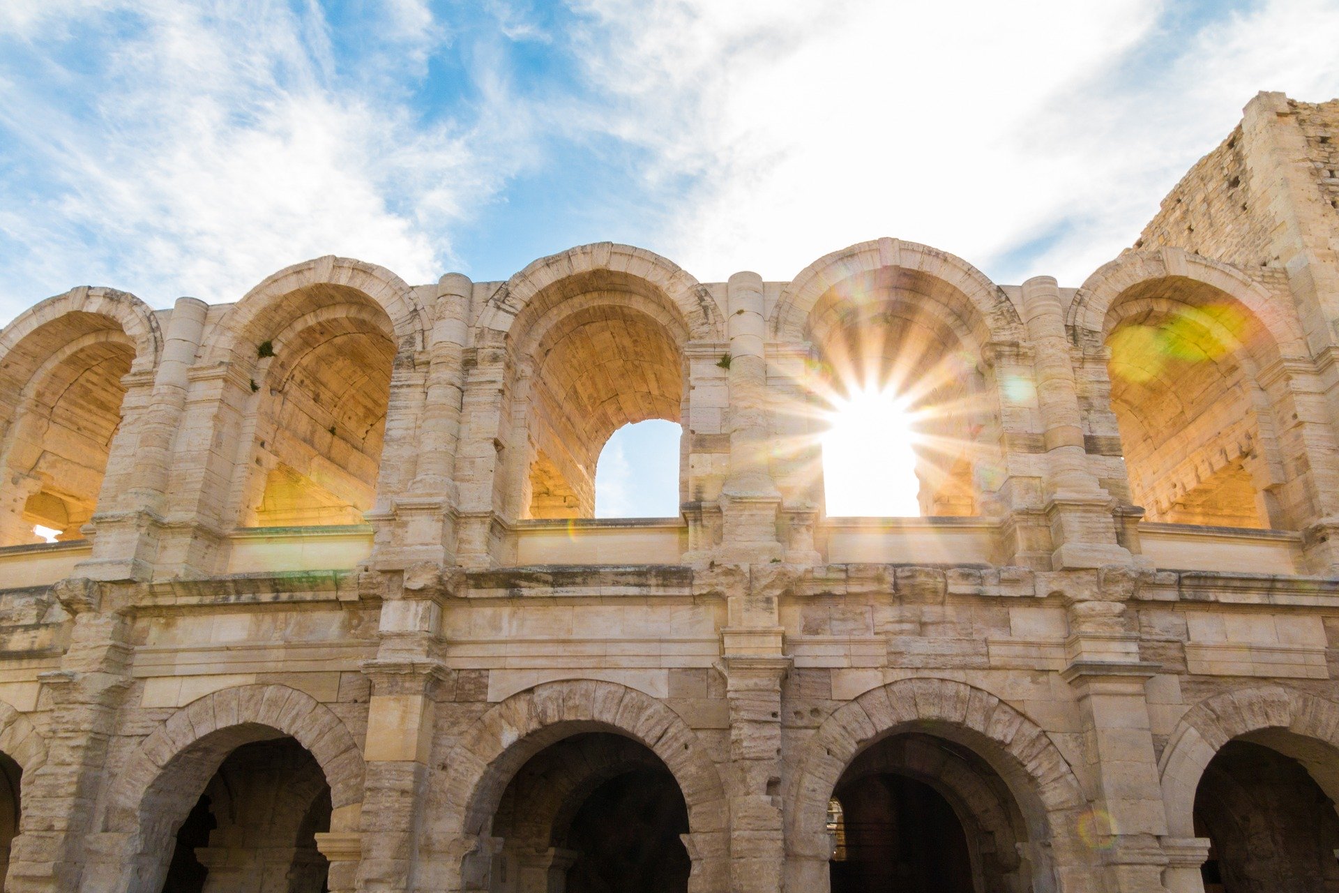 Vue proche des arènes d'Arles au coucher de soleil