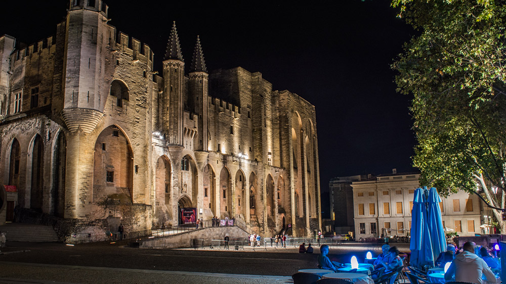 Le palais des papes de nuit