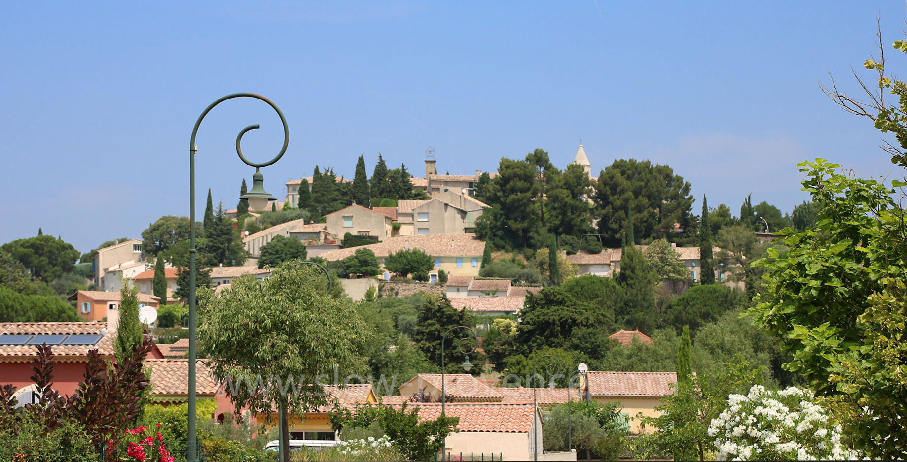 Cairanne, joli village connu pour son vin rouge Côtes du Rhone