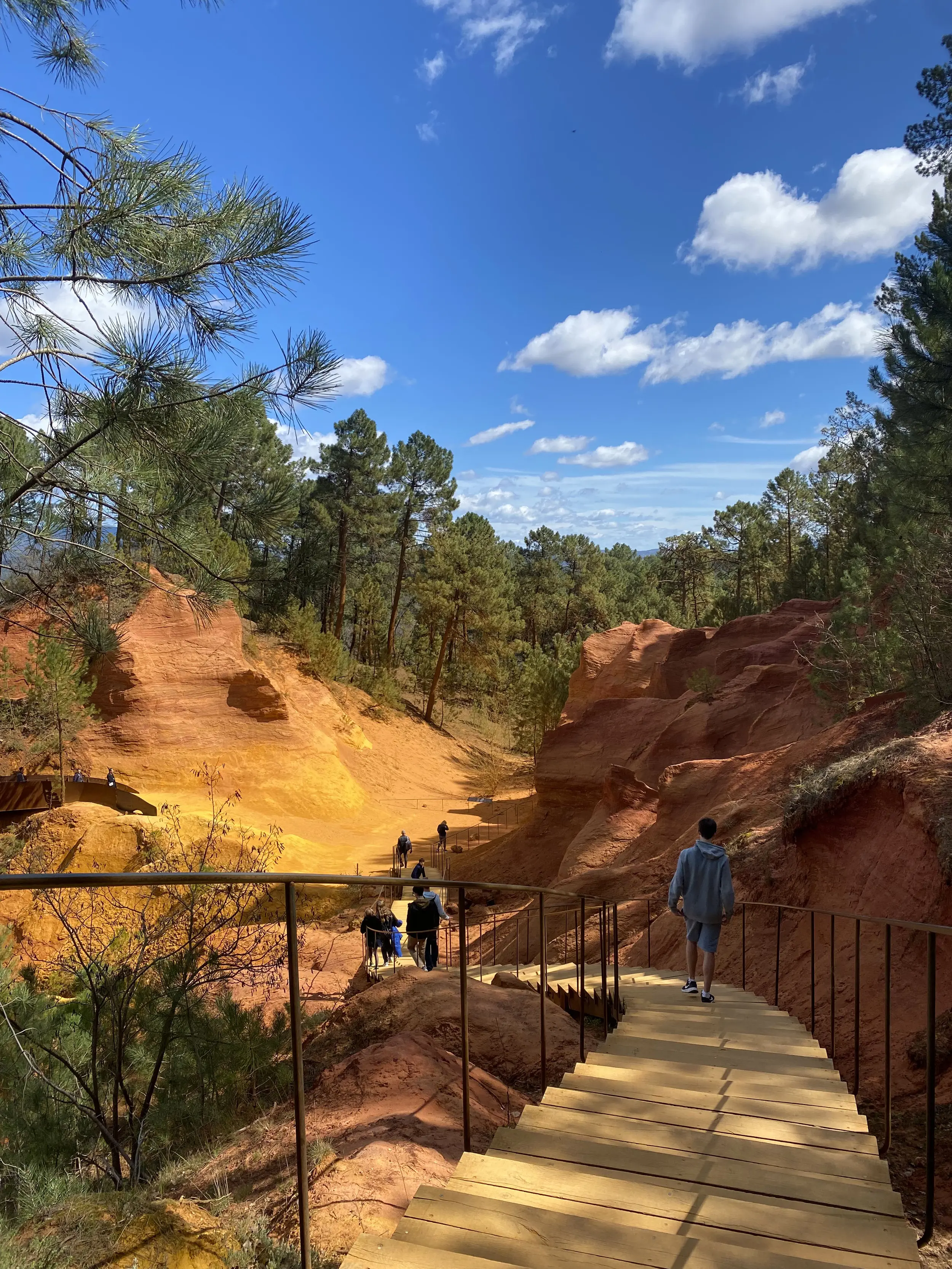 Walking through the ochre quarries of Provence...