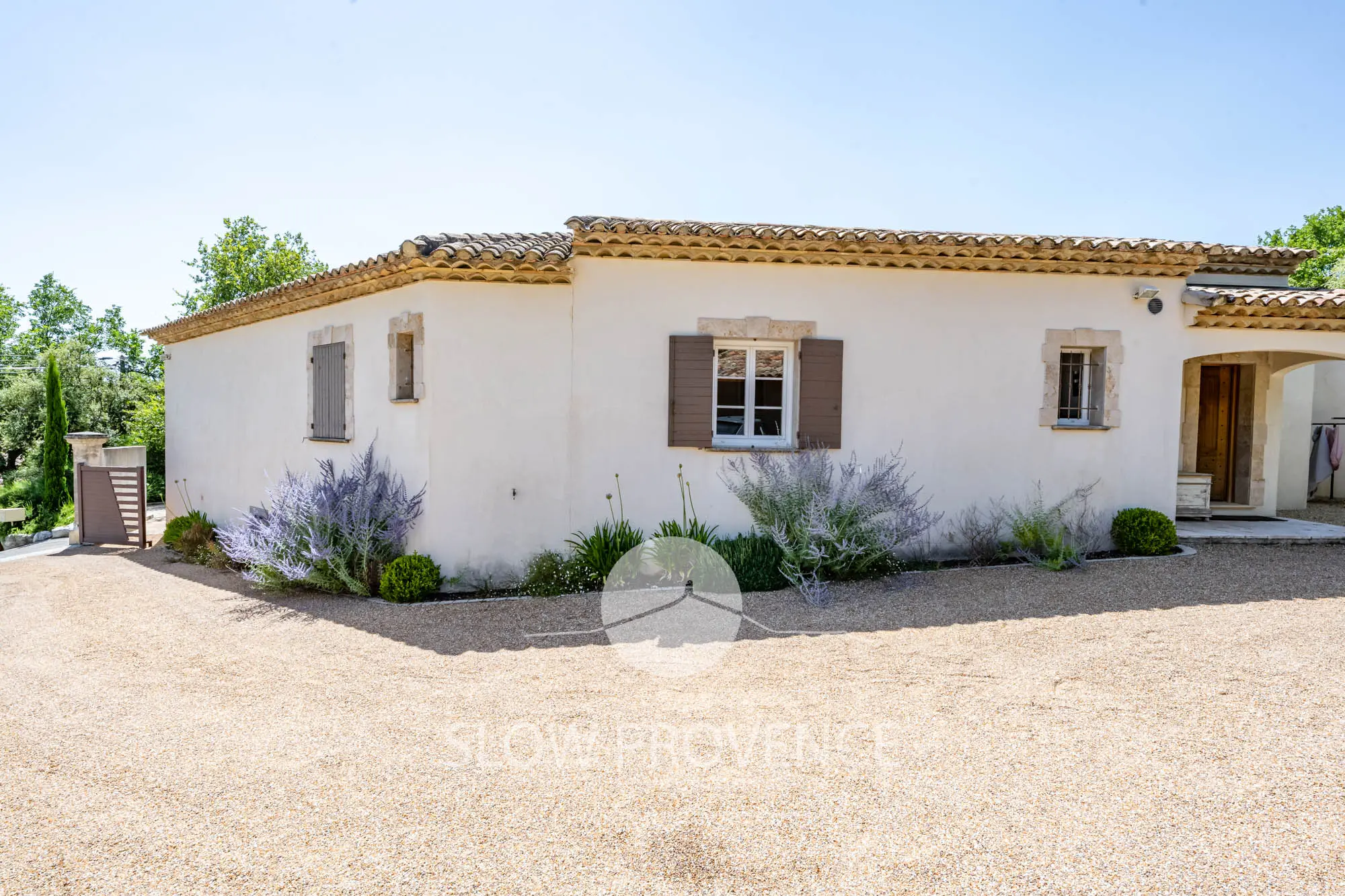 La villa et son allée d’entrée
