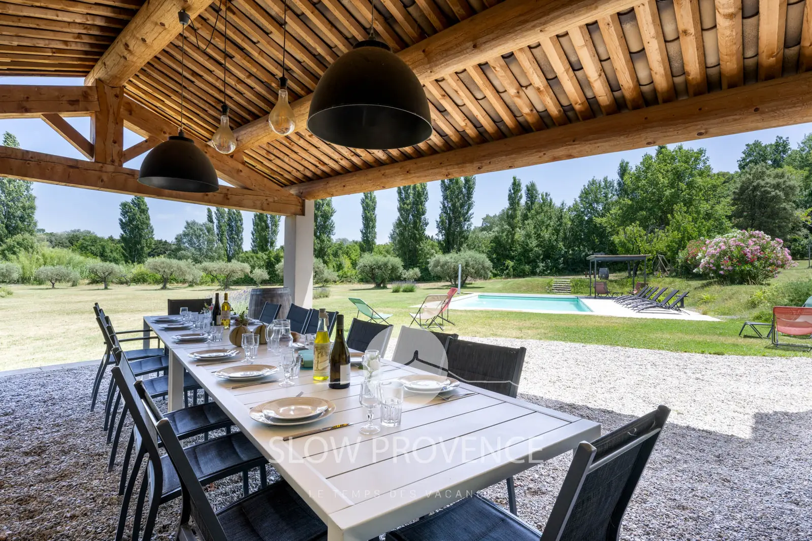 Cuisine d'été avec vue