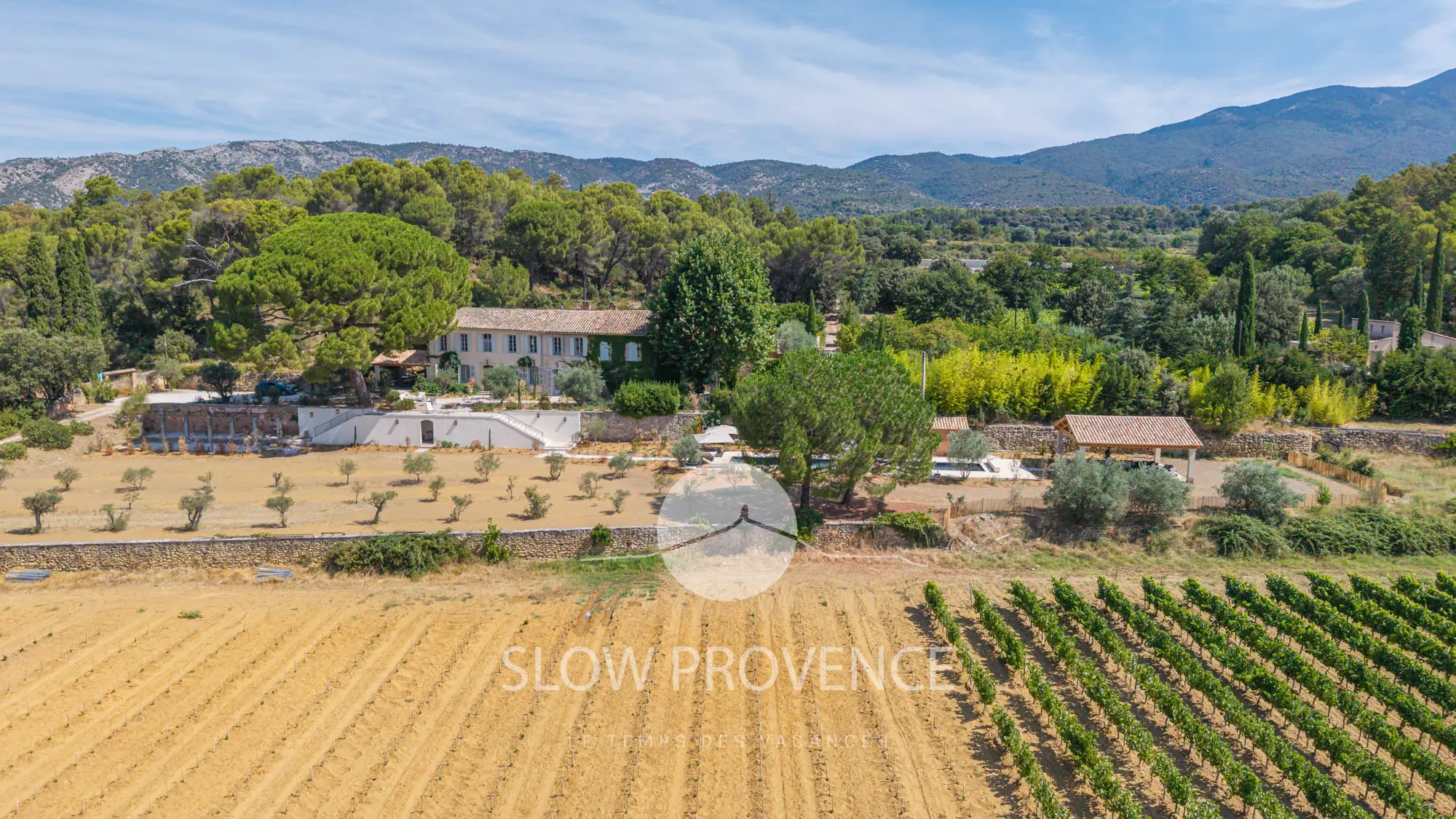 Bastide située au milieu des pins, des oliviers et des vignes