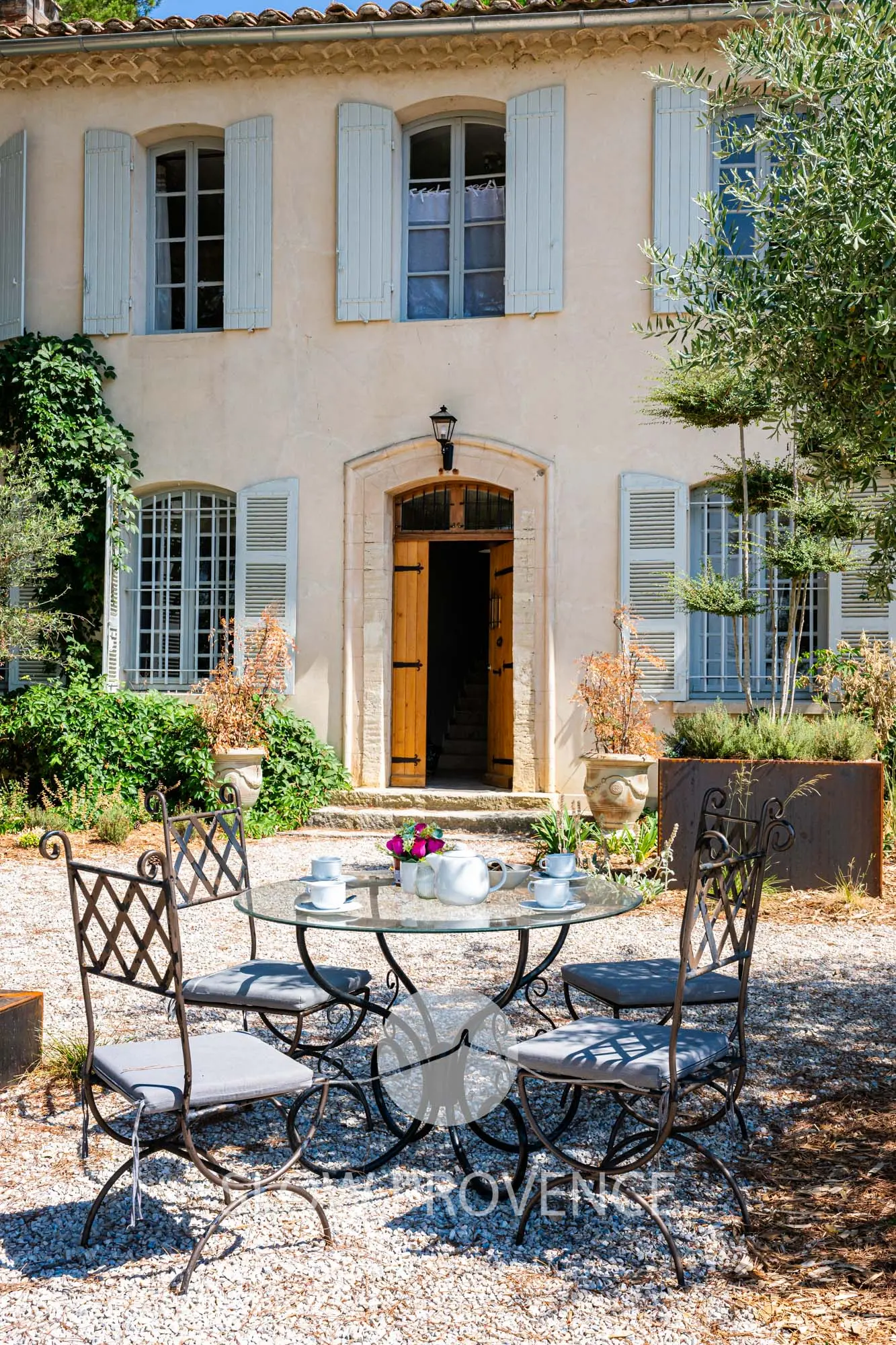 Un élégant coin détente devant la bastide