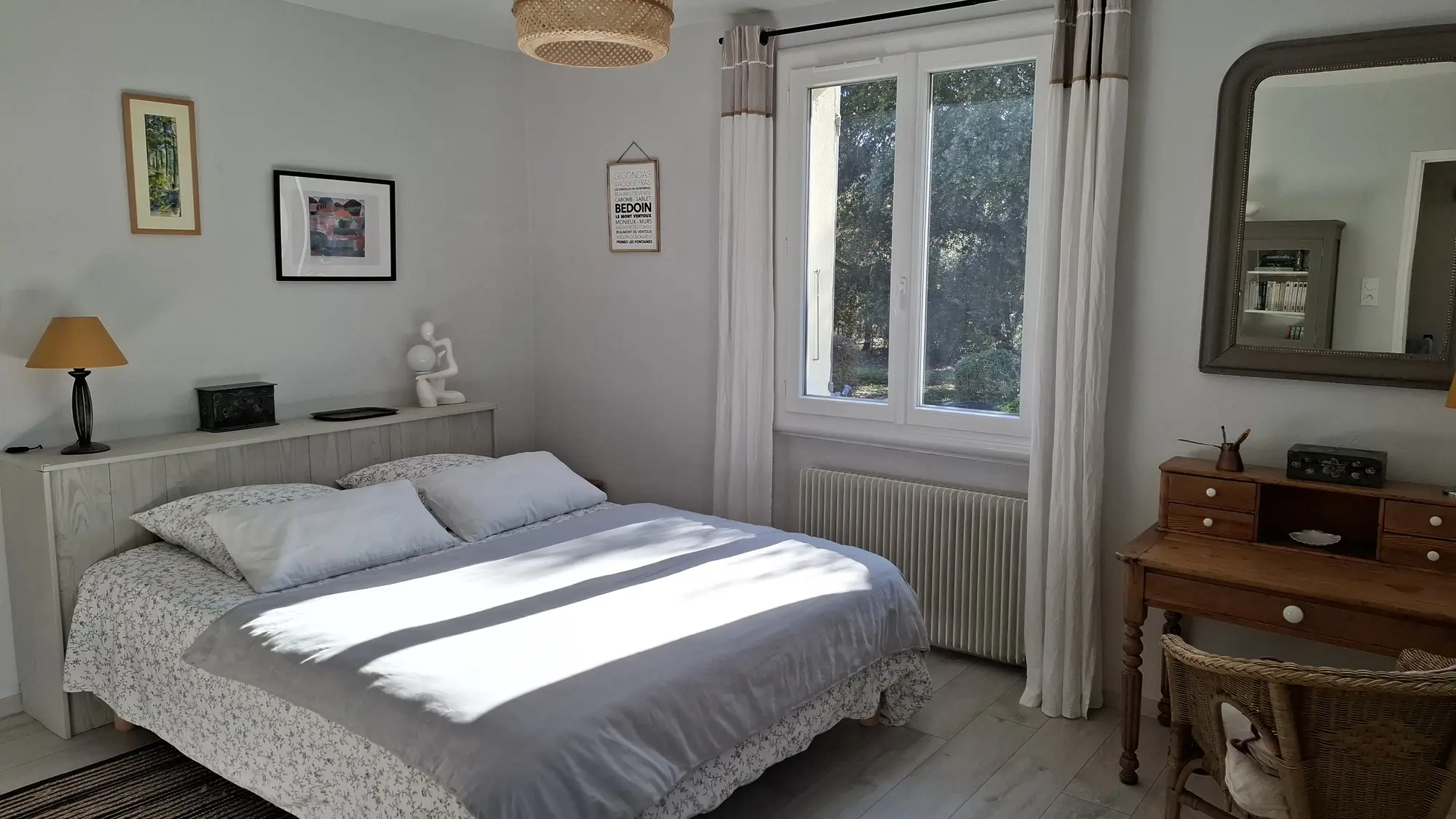 Slaapkamer 1 met uitzicht op het zwembad en de tuin.