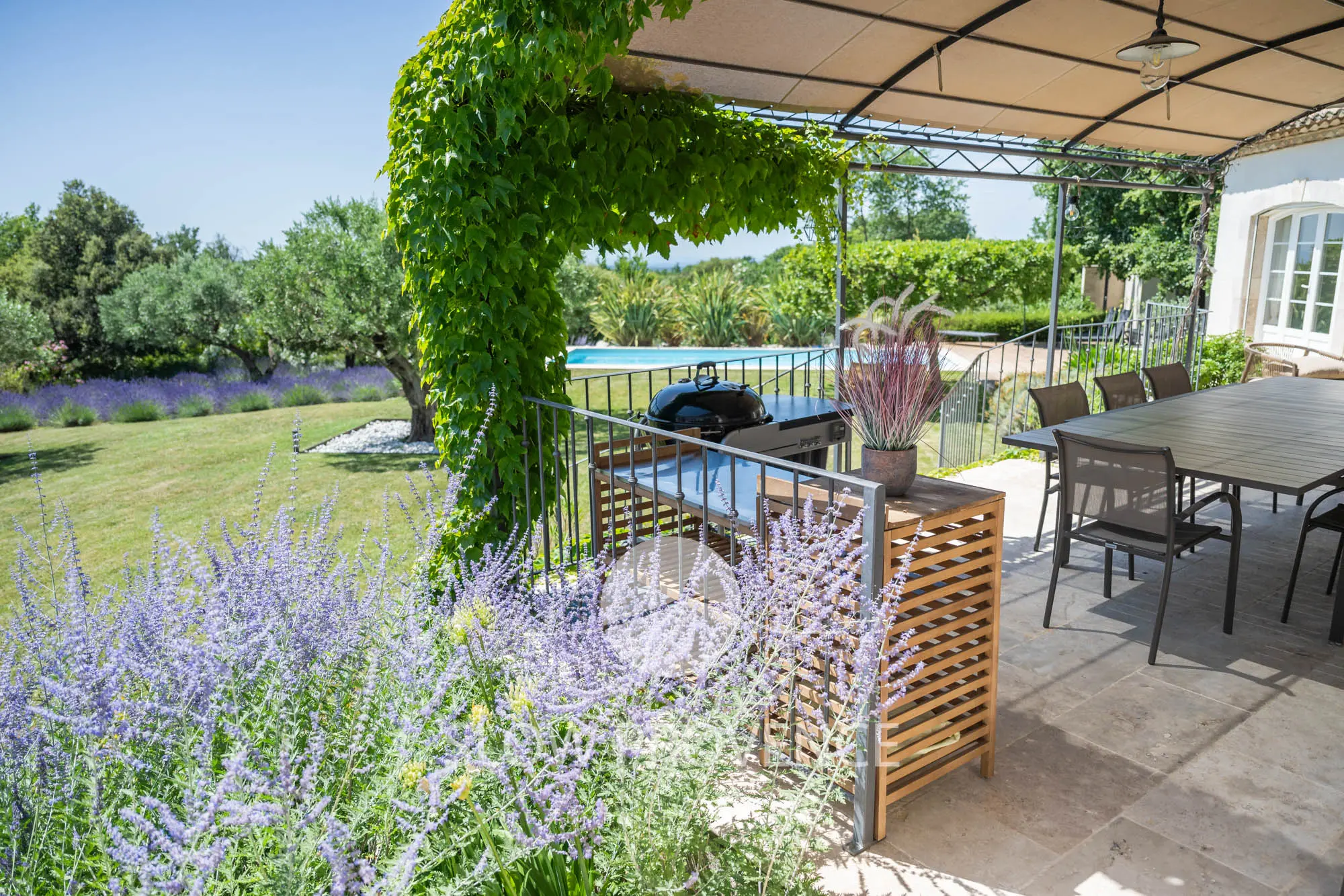 Grande terrasse ombragée